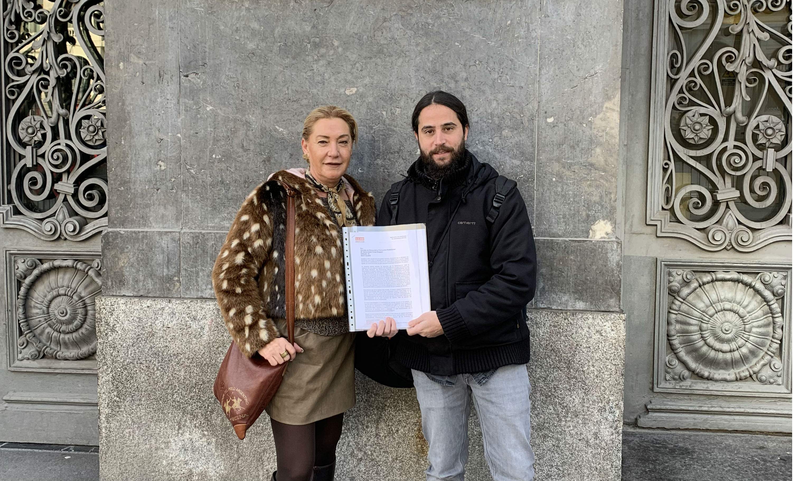 Carmen-Perona-y-Jose-Maria-Ruiz-de-CCOO-registrando-la-carta-1-defini.jpg