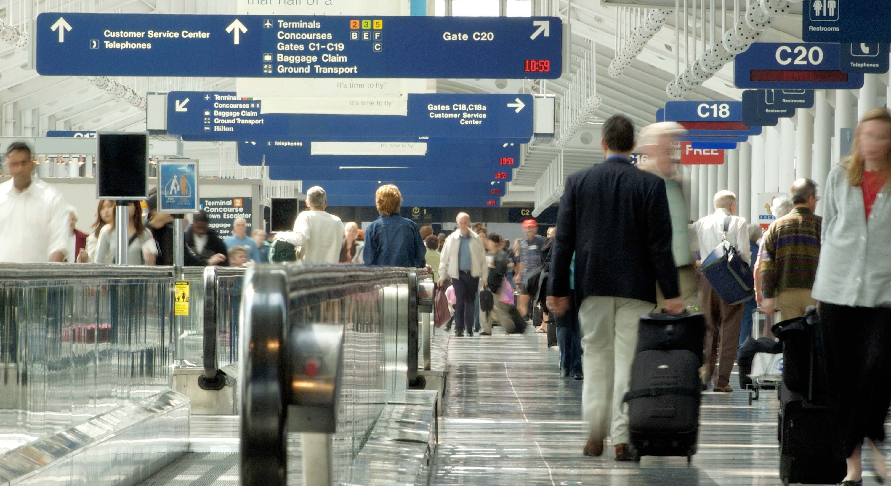 Varias personas en un aeropuerto