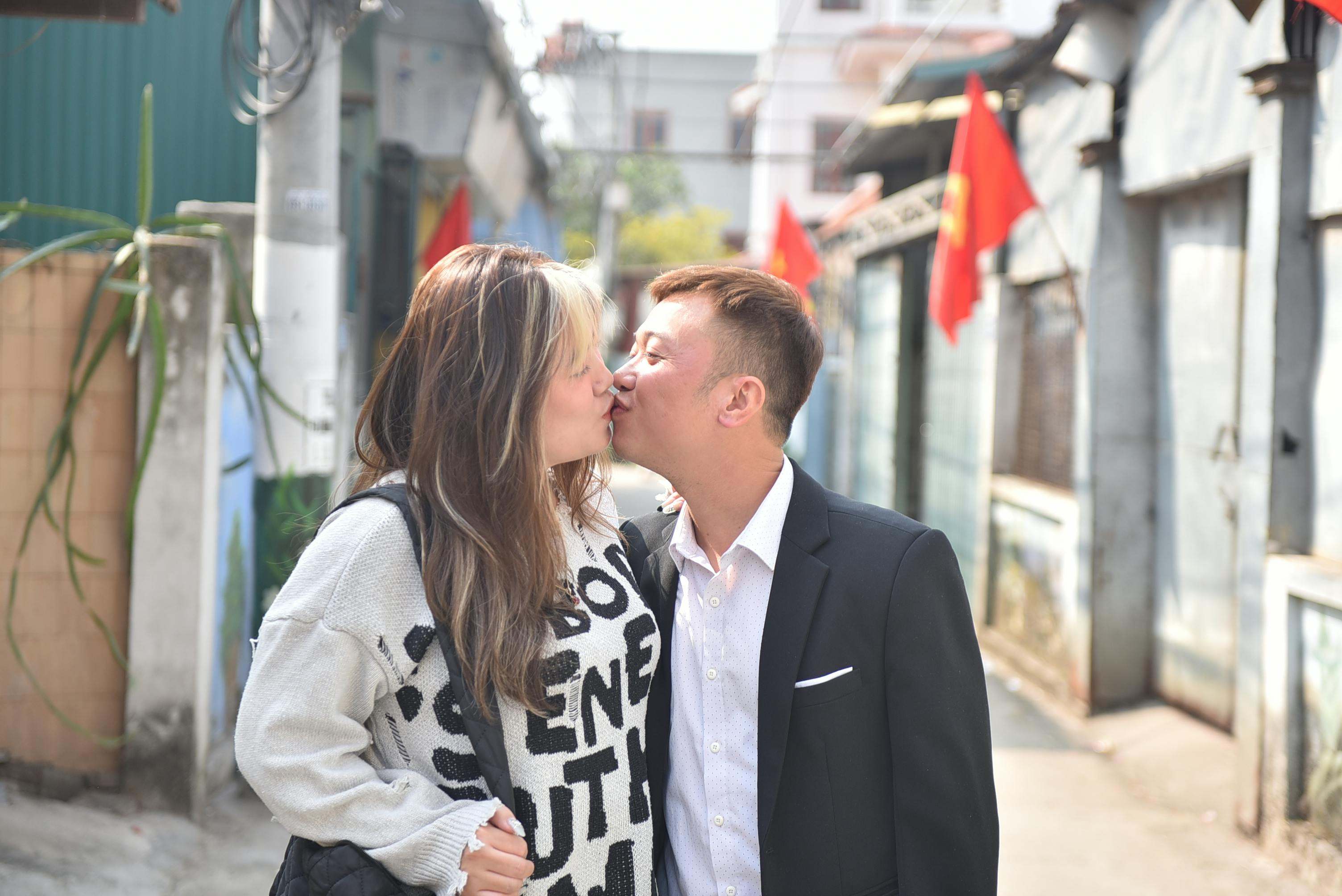 Una pareja se besa en plena calle
