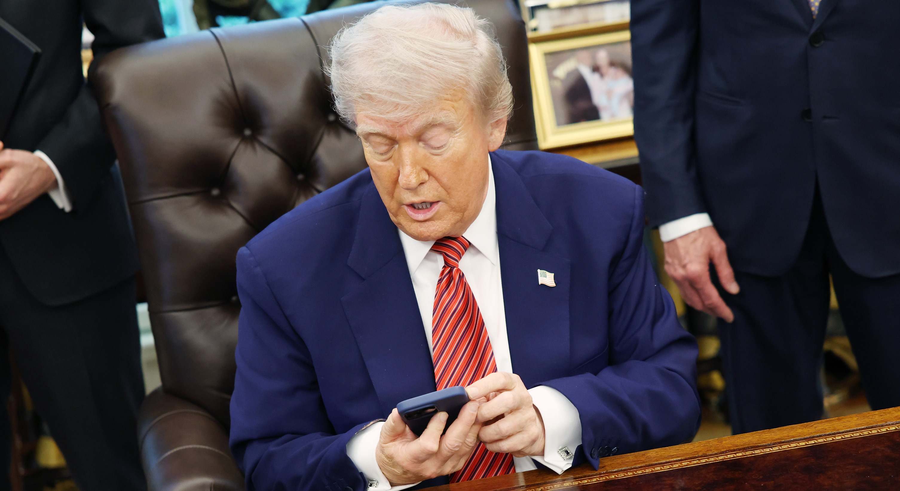 Donald Trump, con un teléfono en el Despacho Oval. Foto: Bloomberg