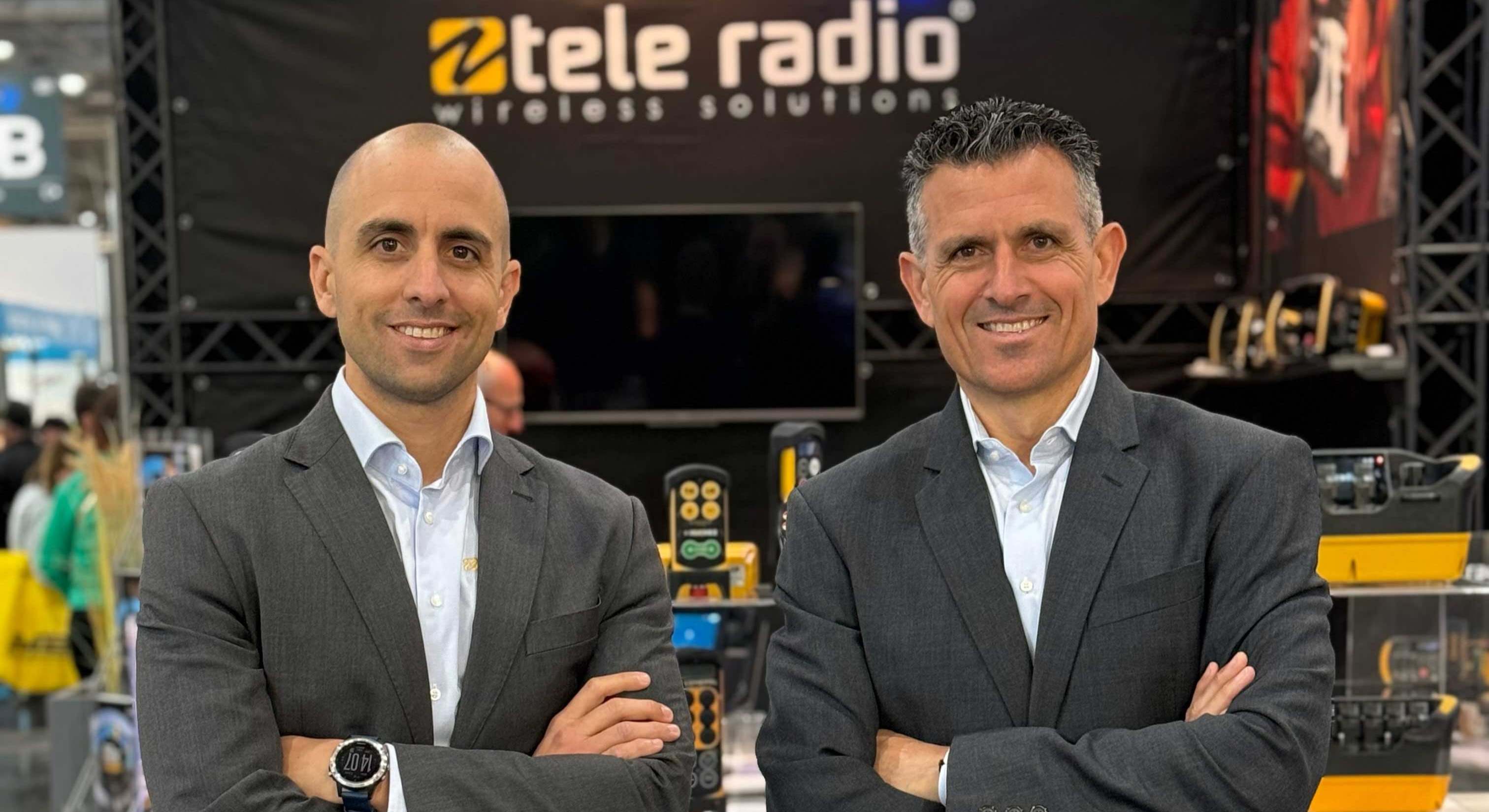 Álex Téllez, a la izquierda, junto a Miguel Ángel Téllez,  director gerente de Tele Radio Spain.