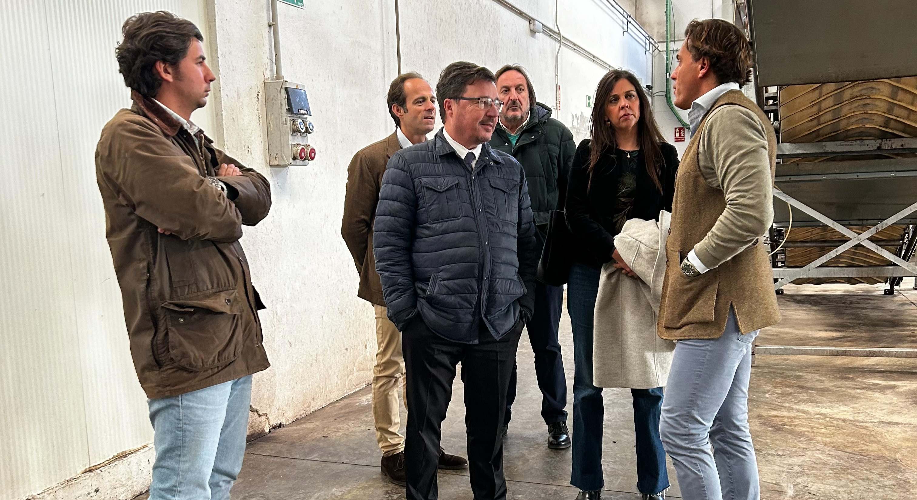 El consejero de Economía, Guillermo Santamaría, visita las instalaciones del Grupo Olivamente