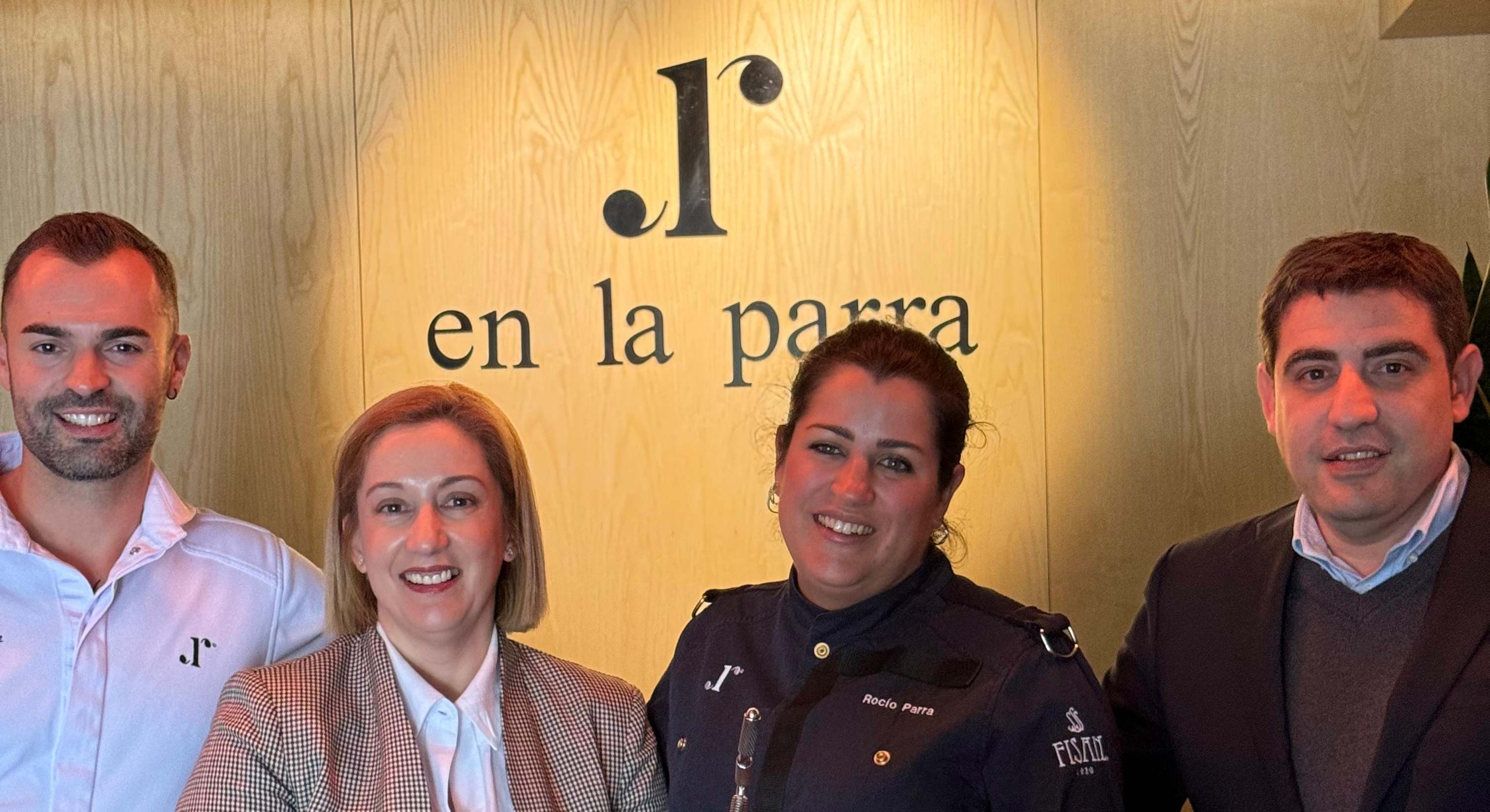 Eva y Javier Sánchez (FISAN), junto con Alberto (sumiller) y Rocío (chef). 