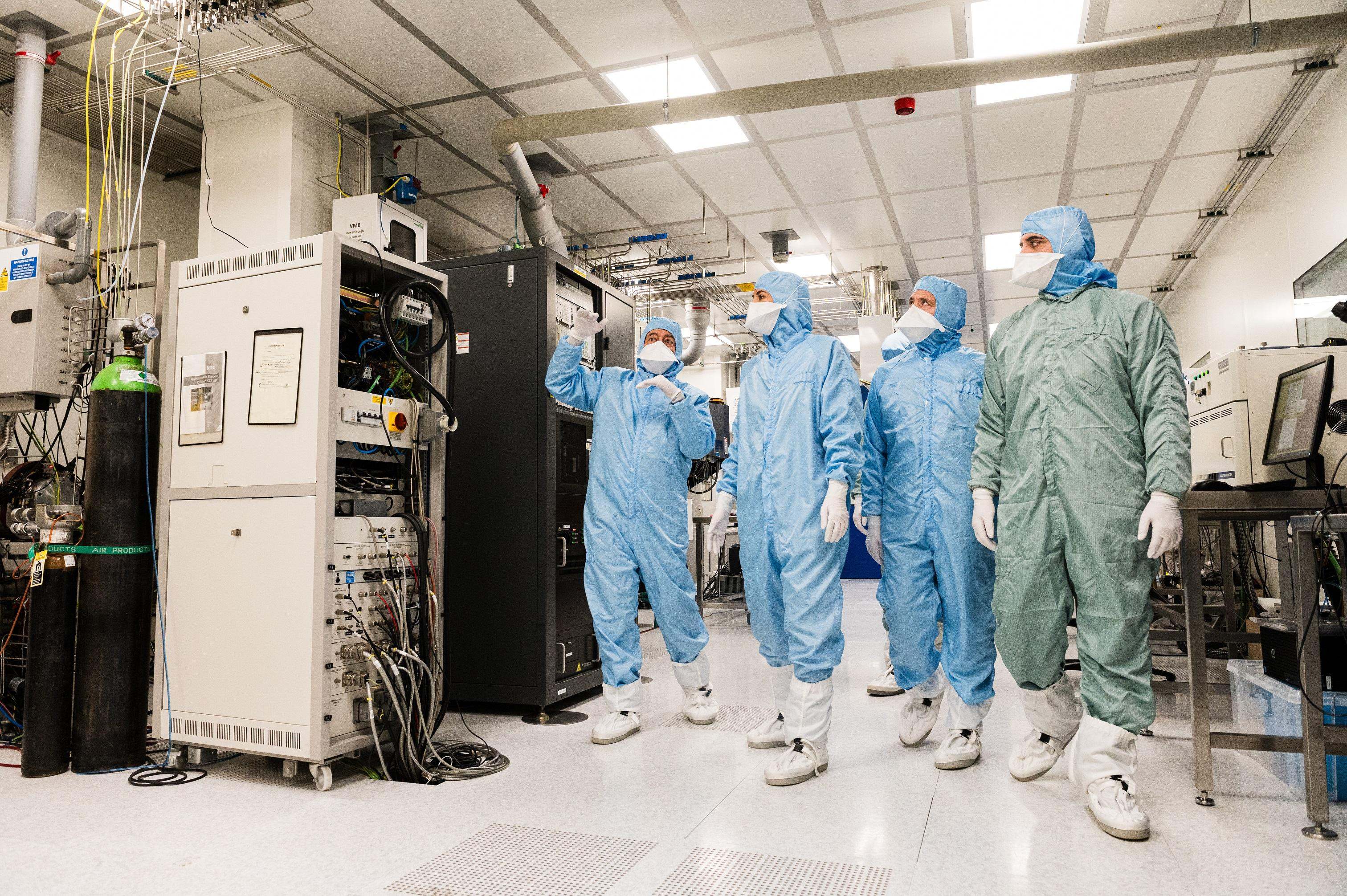 Centro de Nanofotónica de la Politécnica de Valencia, durante una visita de la ministra Diana Morant.