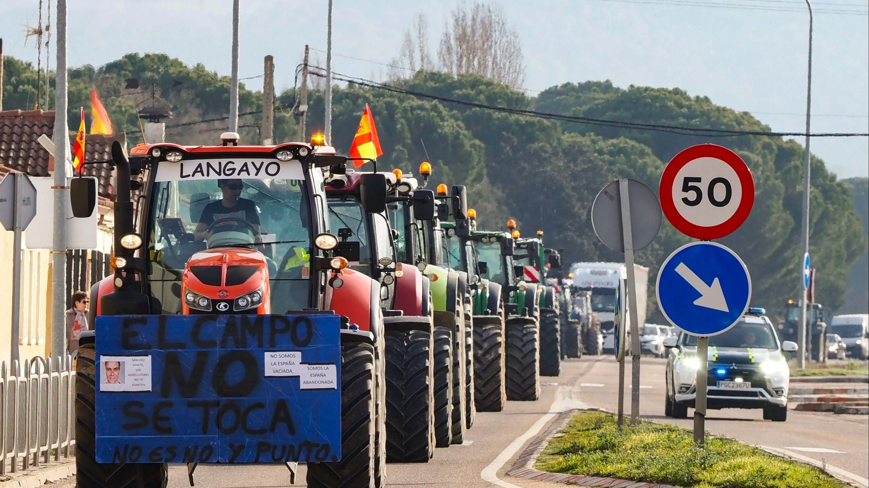 Tractores cortando la carretera en Valladolid