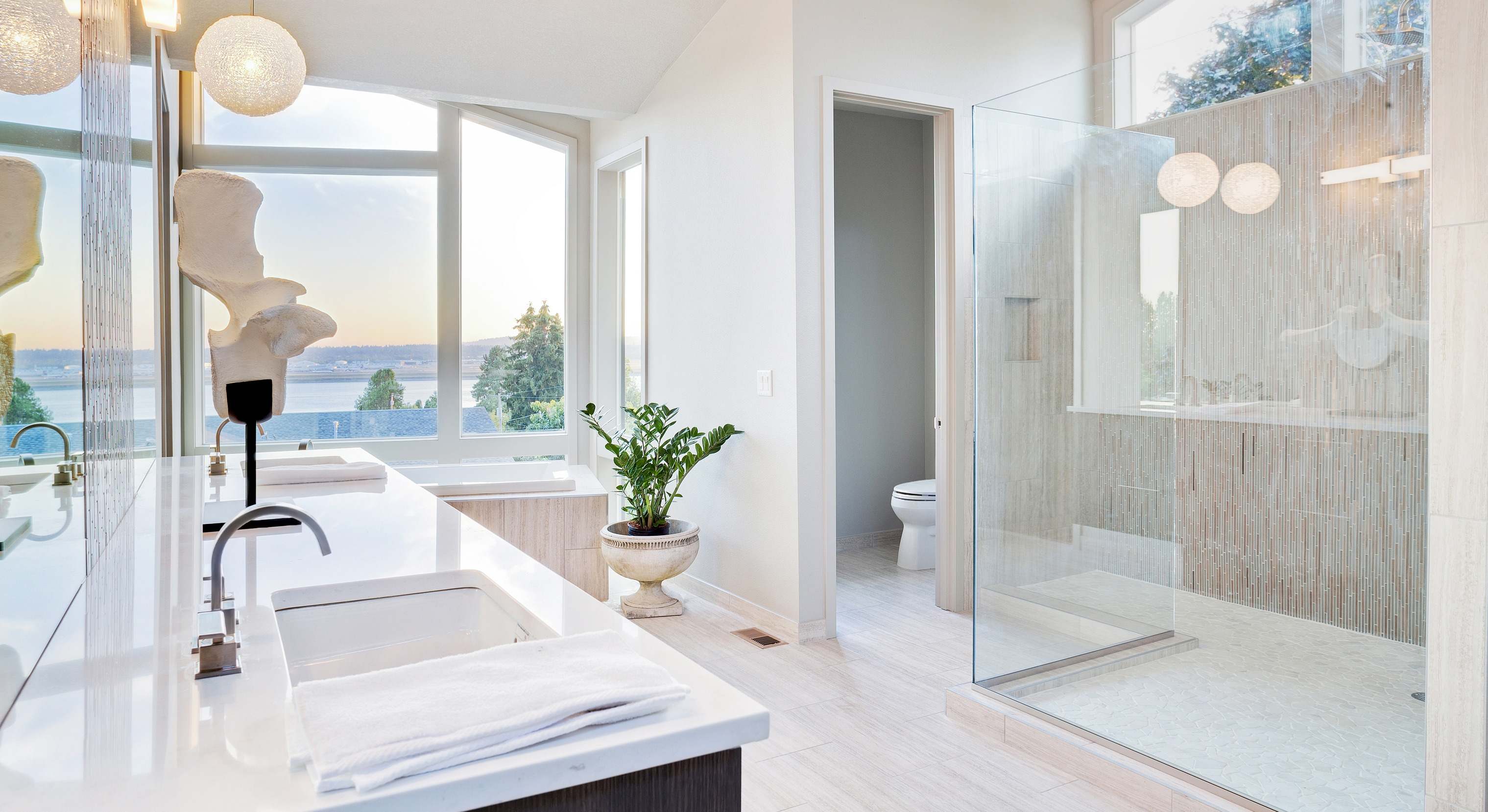 Baño moderno y luminoso, recién reformado. / Foto: iStock
