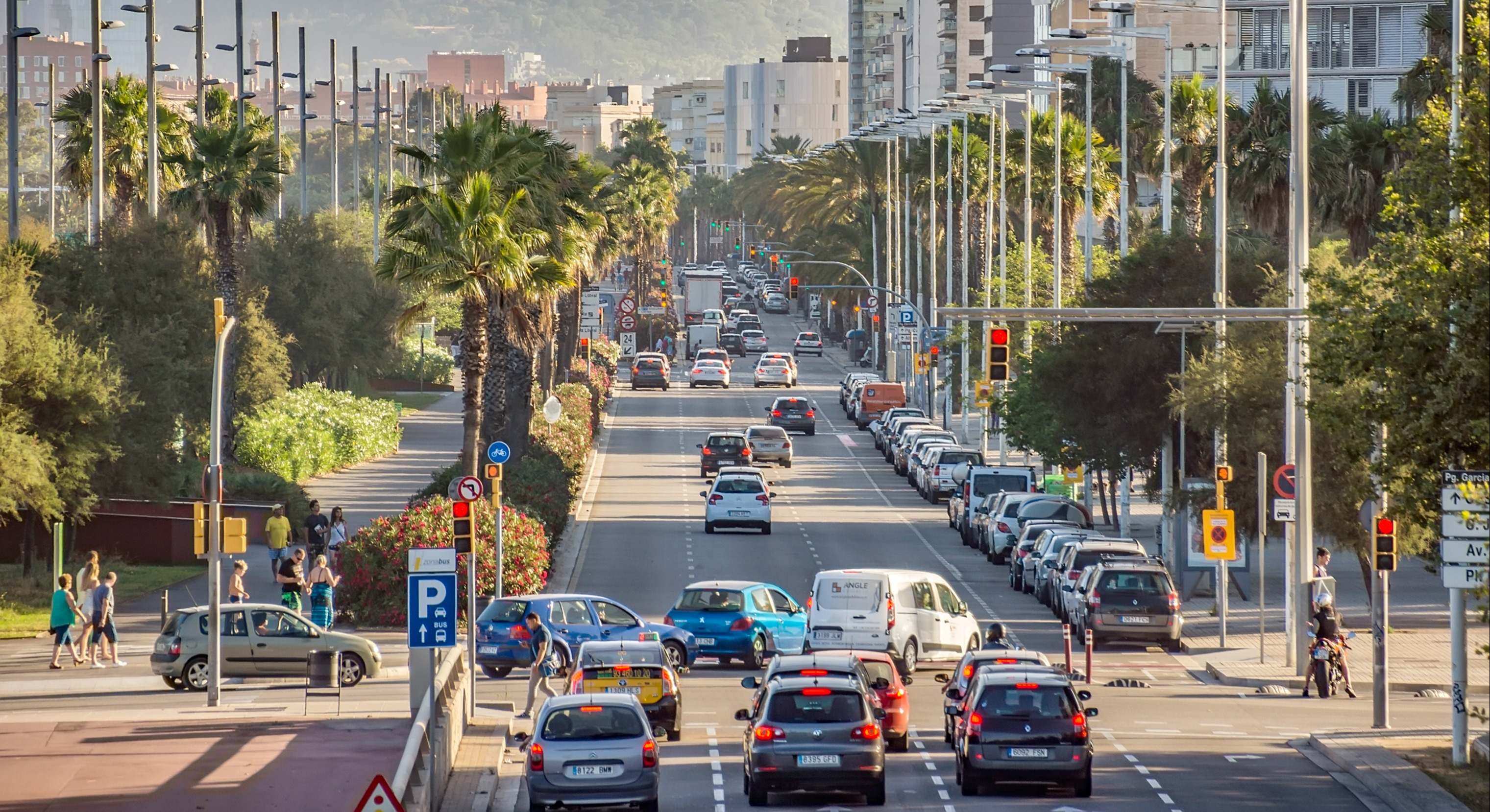 Tráfico de coches en una calle de Barcelona