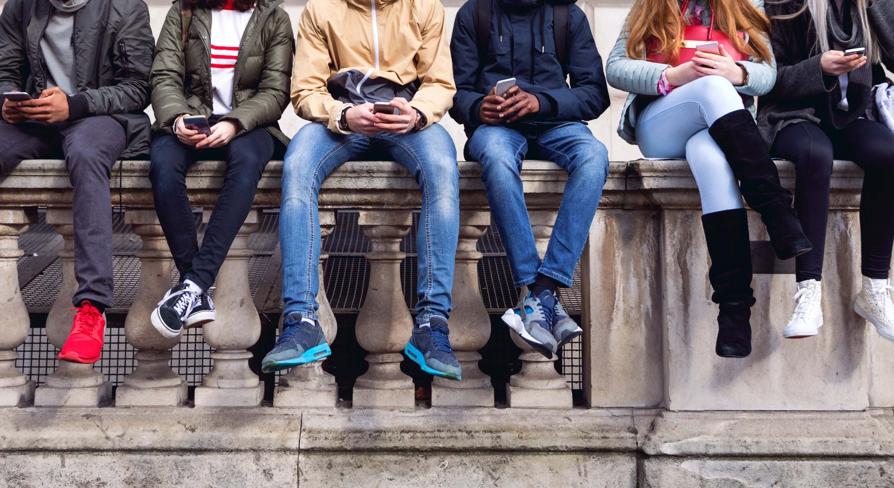 Adolescentes con teléfonos móviles