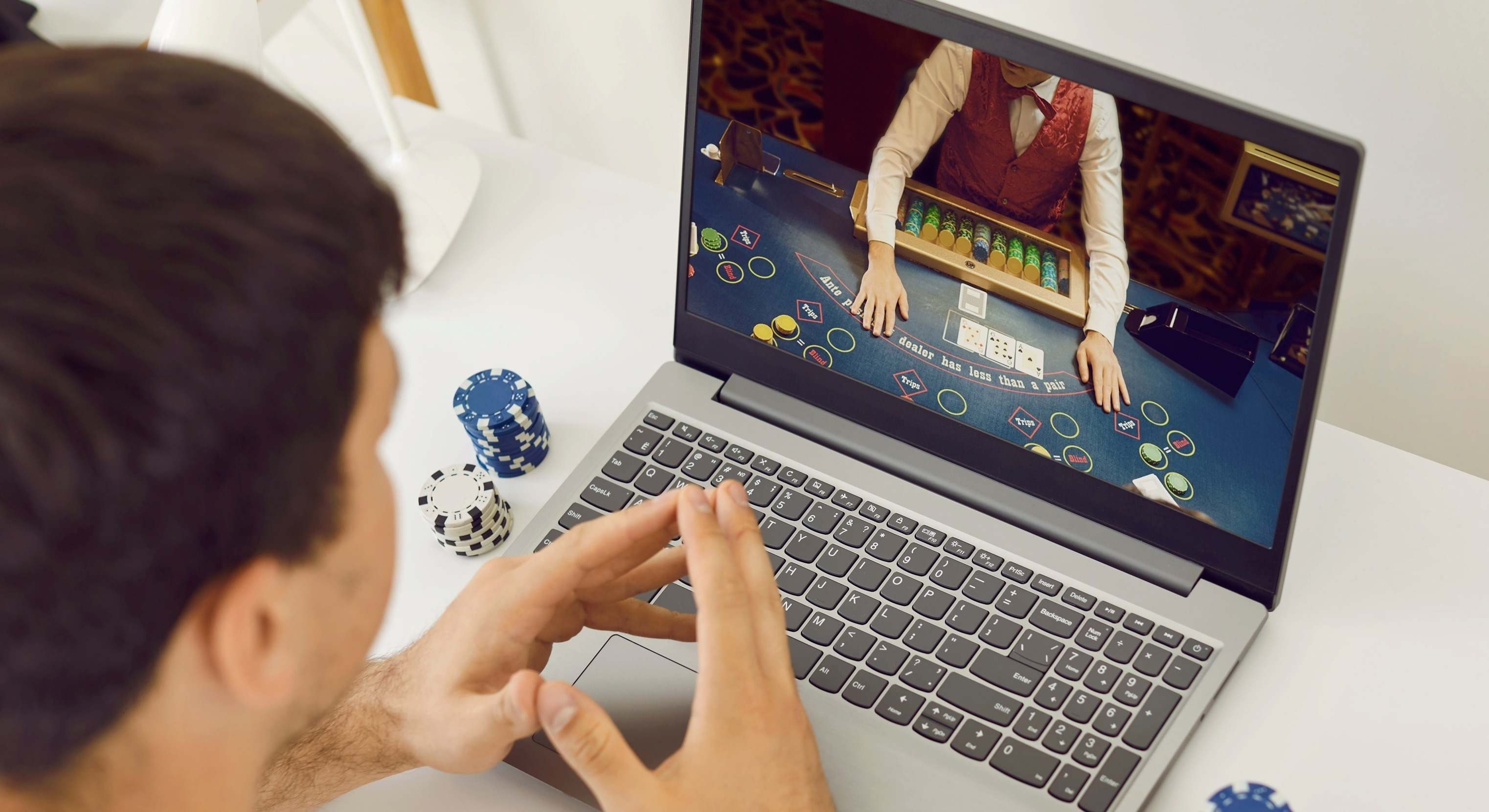 Una persona juega a través de internet