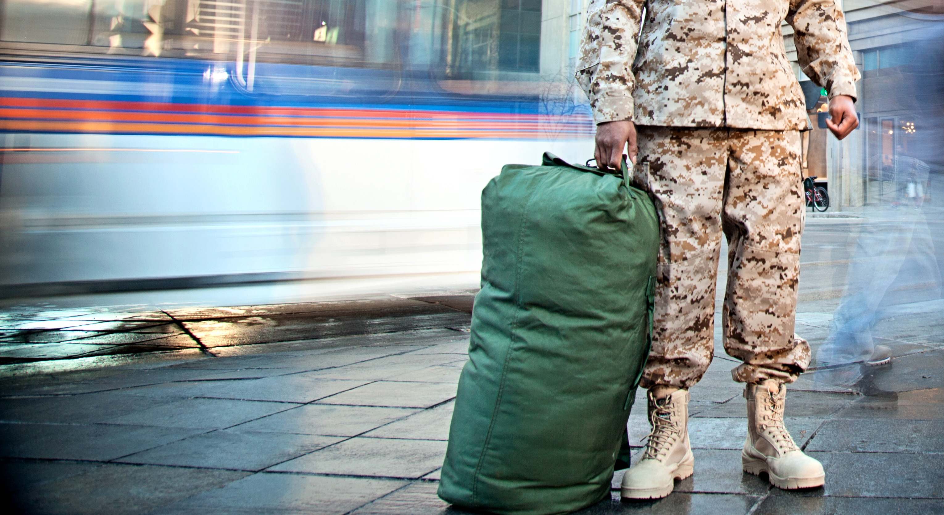 Militar con maleta