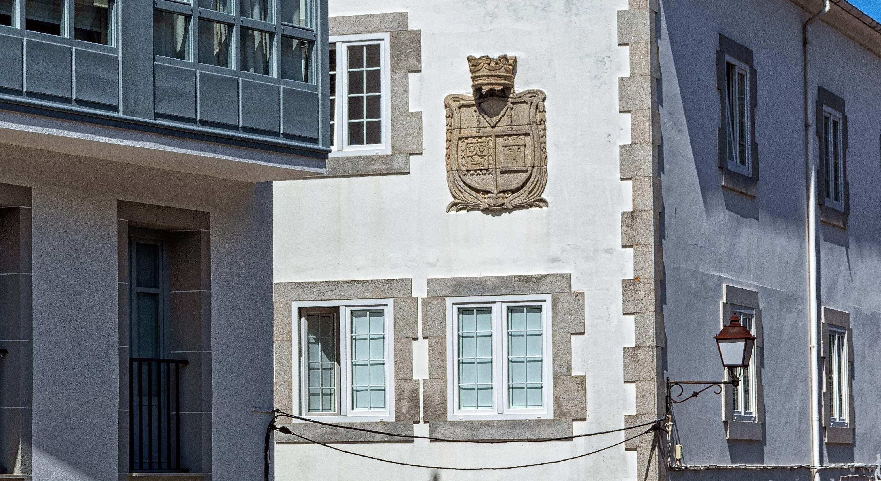 Vivienda con un escudo