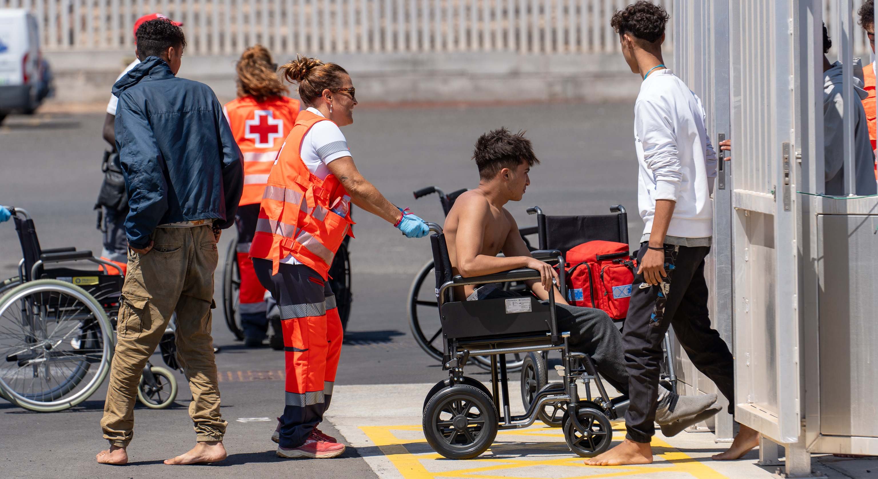Los Servicios de Emergencias reciben a migrantes en Canarias