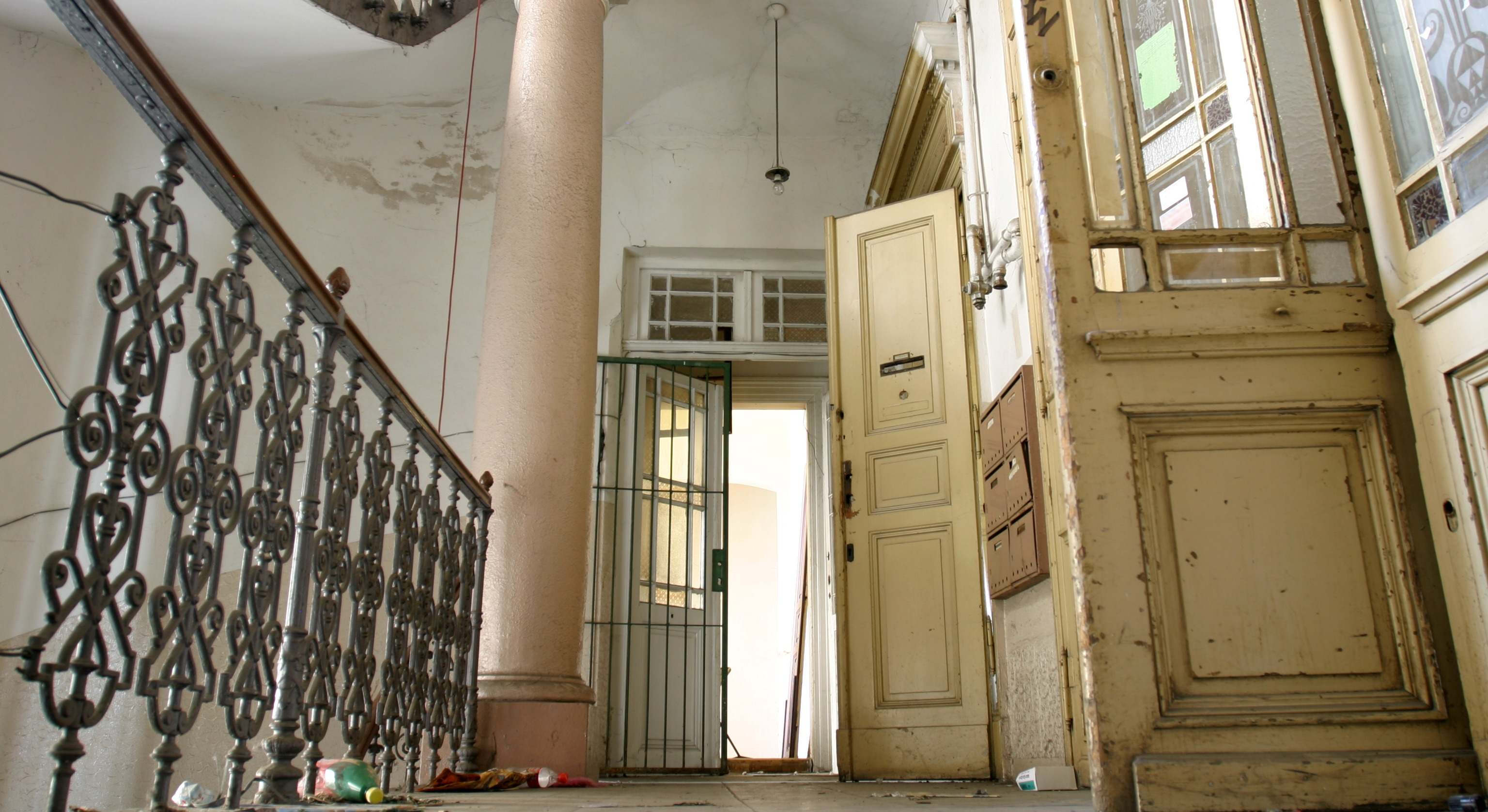 Portal de una casa okupada. / Foto: iStock