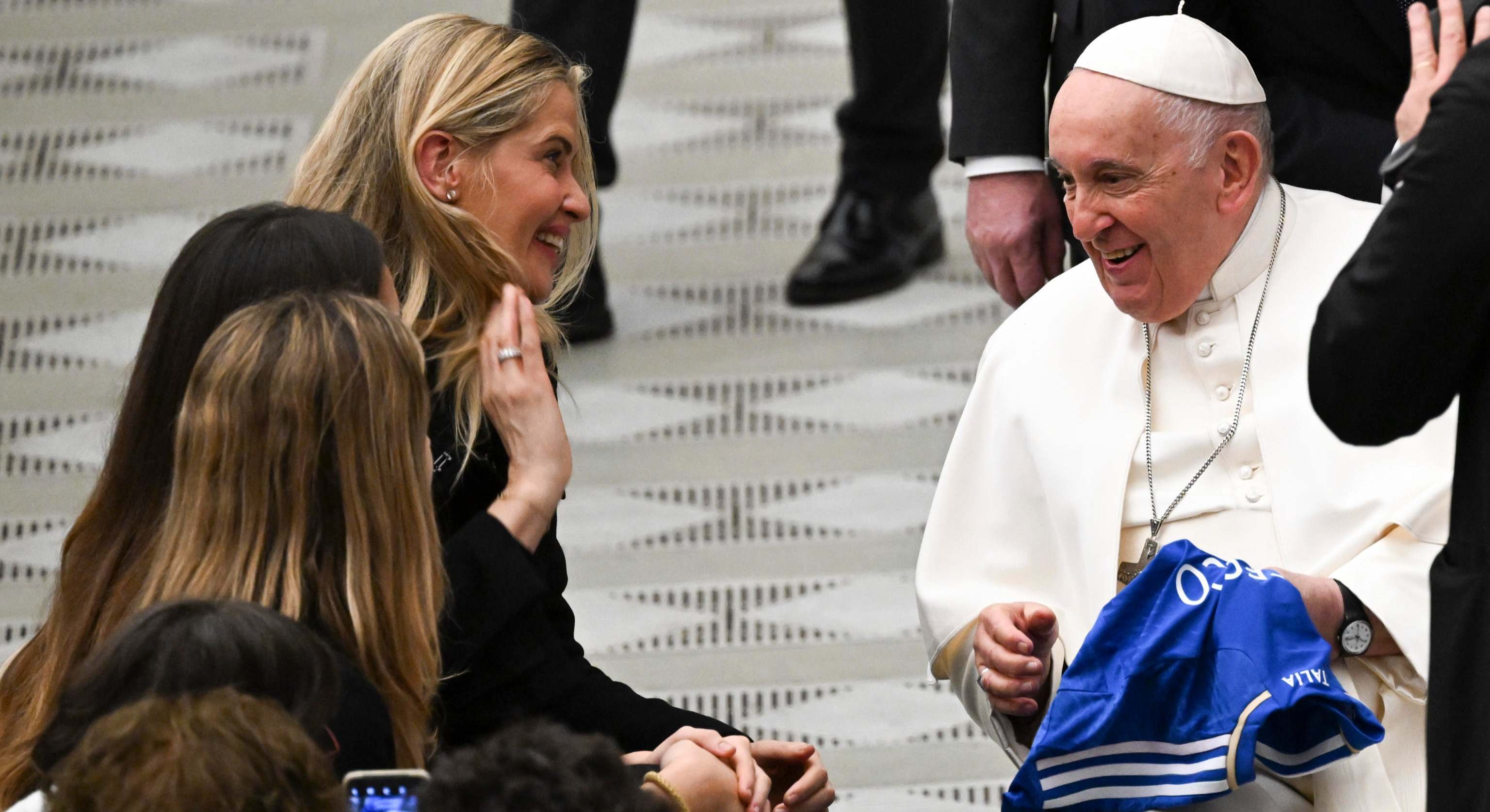 El Papa Francisco recibe una camiseta de fútbol de manos de Cathryn White Cooper y las hijas, viuda de Gianluca Vialli, futbolista recientemente fallecido, durante su audiencia general semanal en el aula Paolo VI del Vaticano