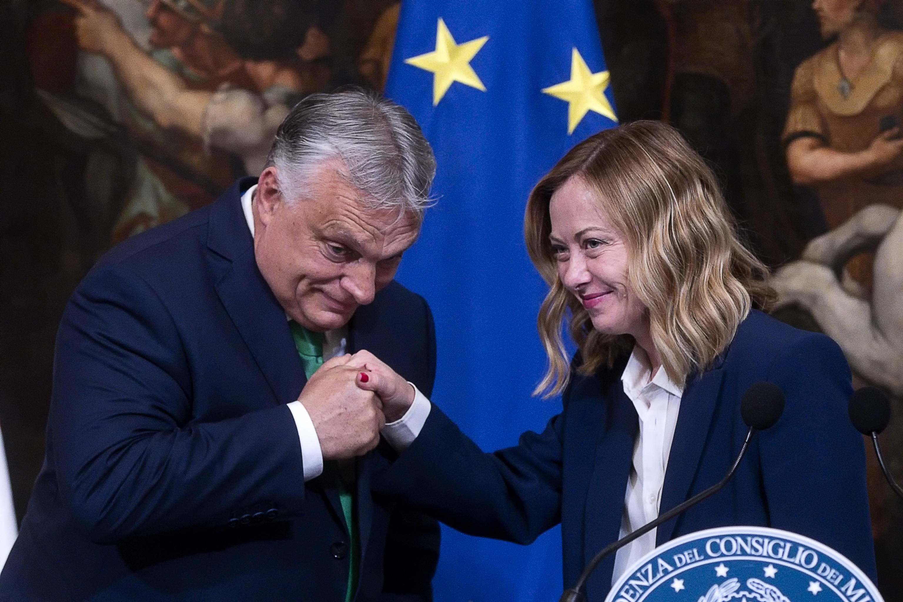 El primer ministro húngaro, Víktor Orbán y la primera ministra italiana, Giorgia Meloni.
