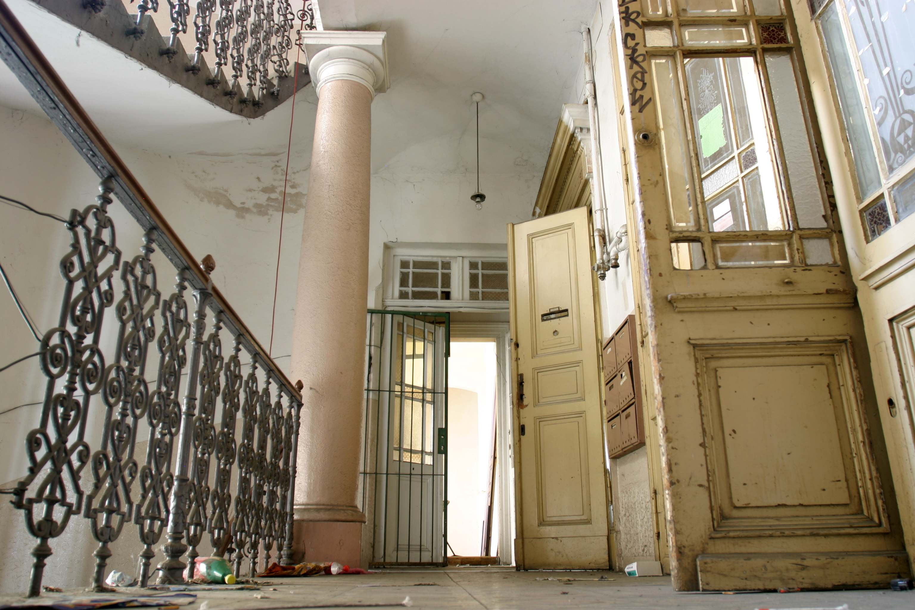 Portal de una casa ocupada de forma ilegal. / Foto: iStock