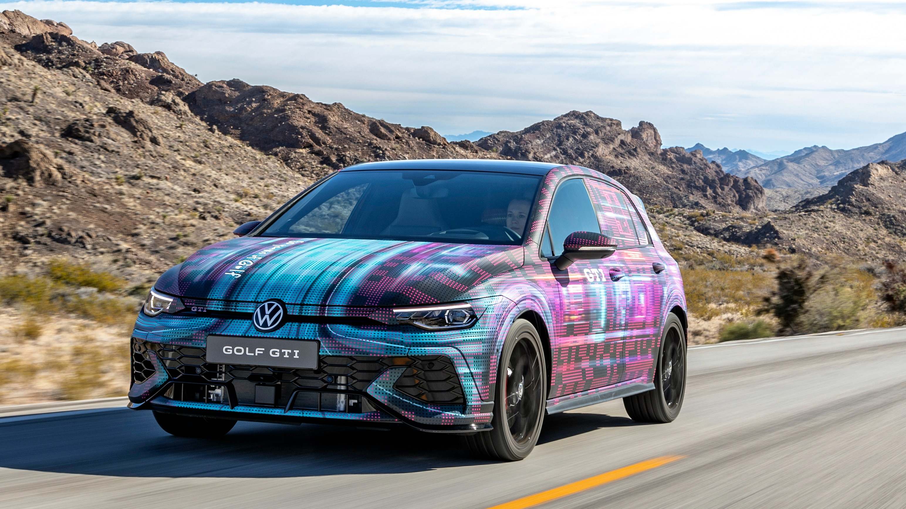 VW Golf 8 GTI camuflado