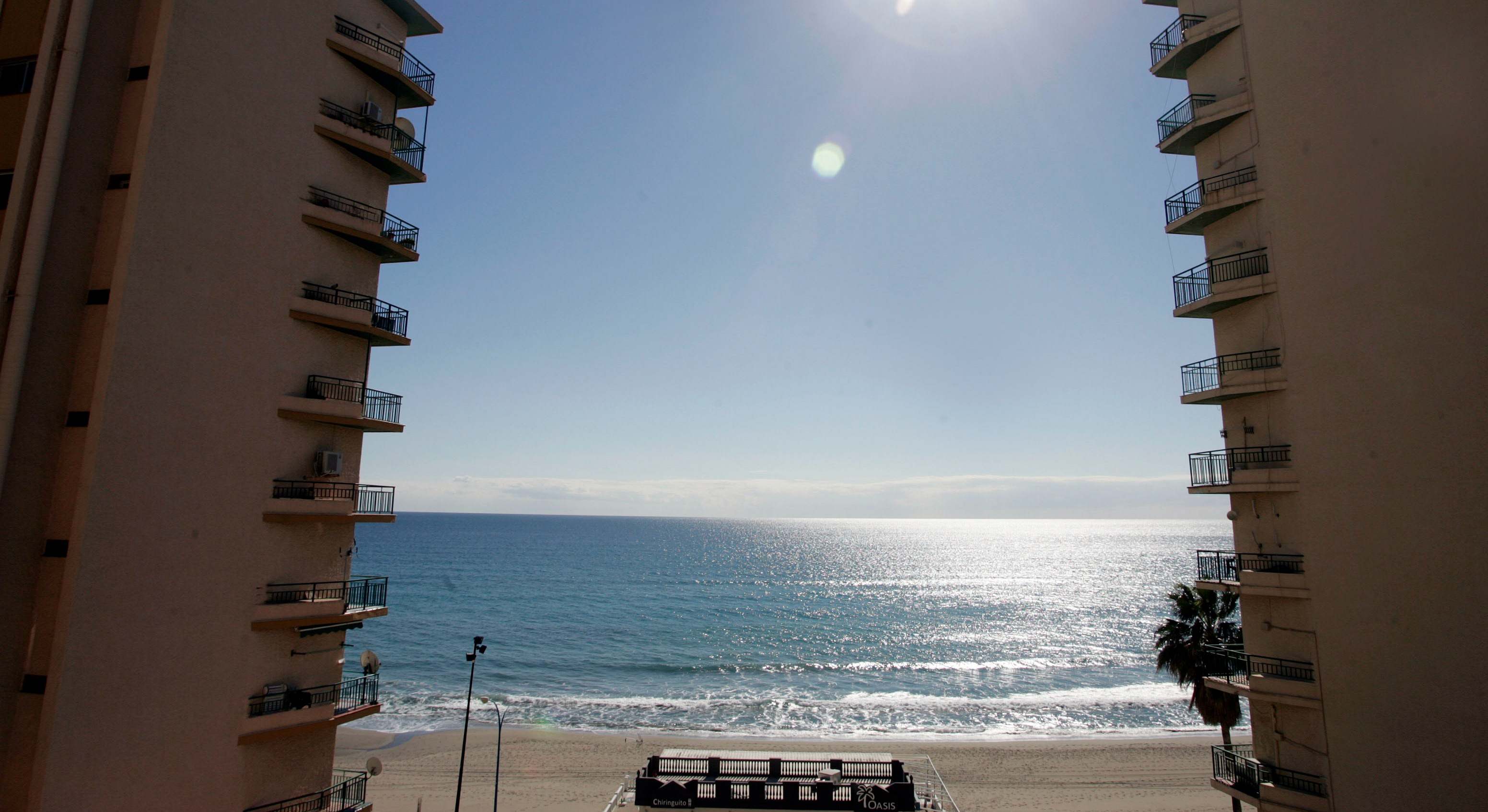 Imagen de archivo de unos apartamentos en Fuengirola. / Foto: Álex Zea.