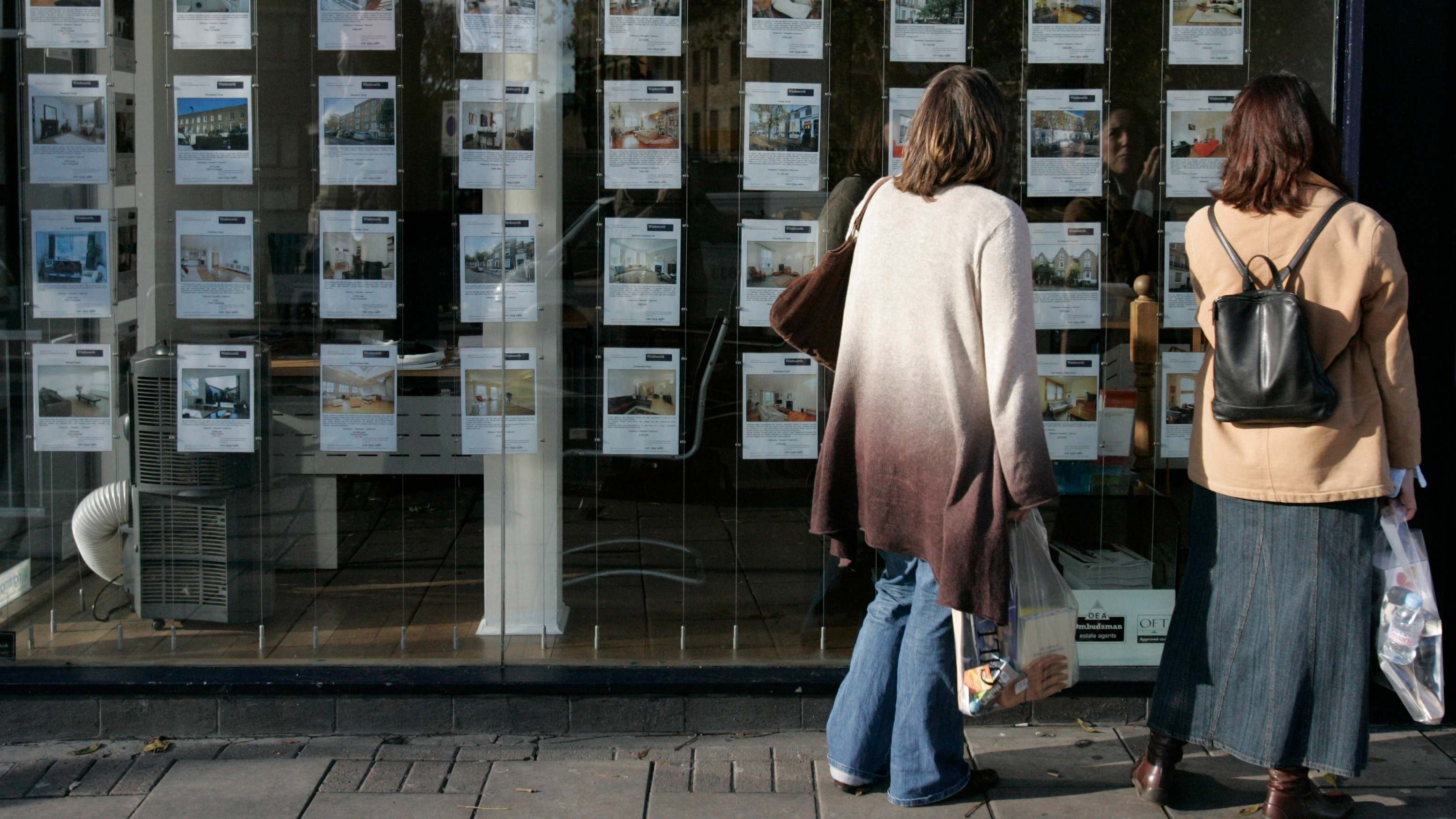 Escaparate de una inmobiliaria pisos alquiler y venta