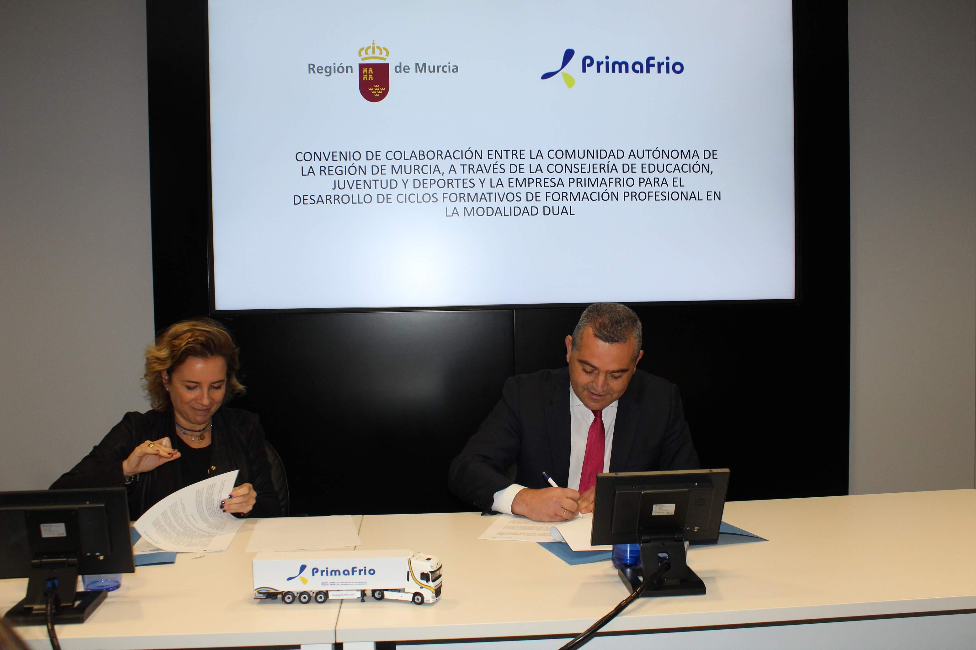 Firma-acuerdo-Primafrio_Consejeria-Educacion.jpg