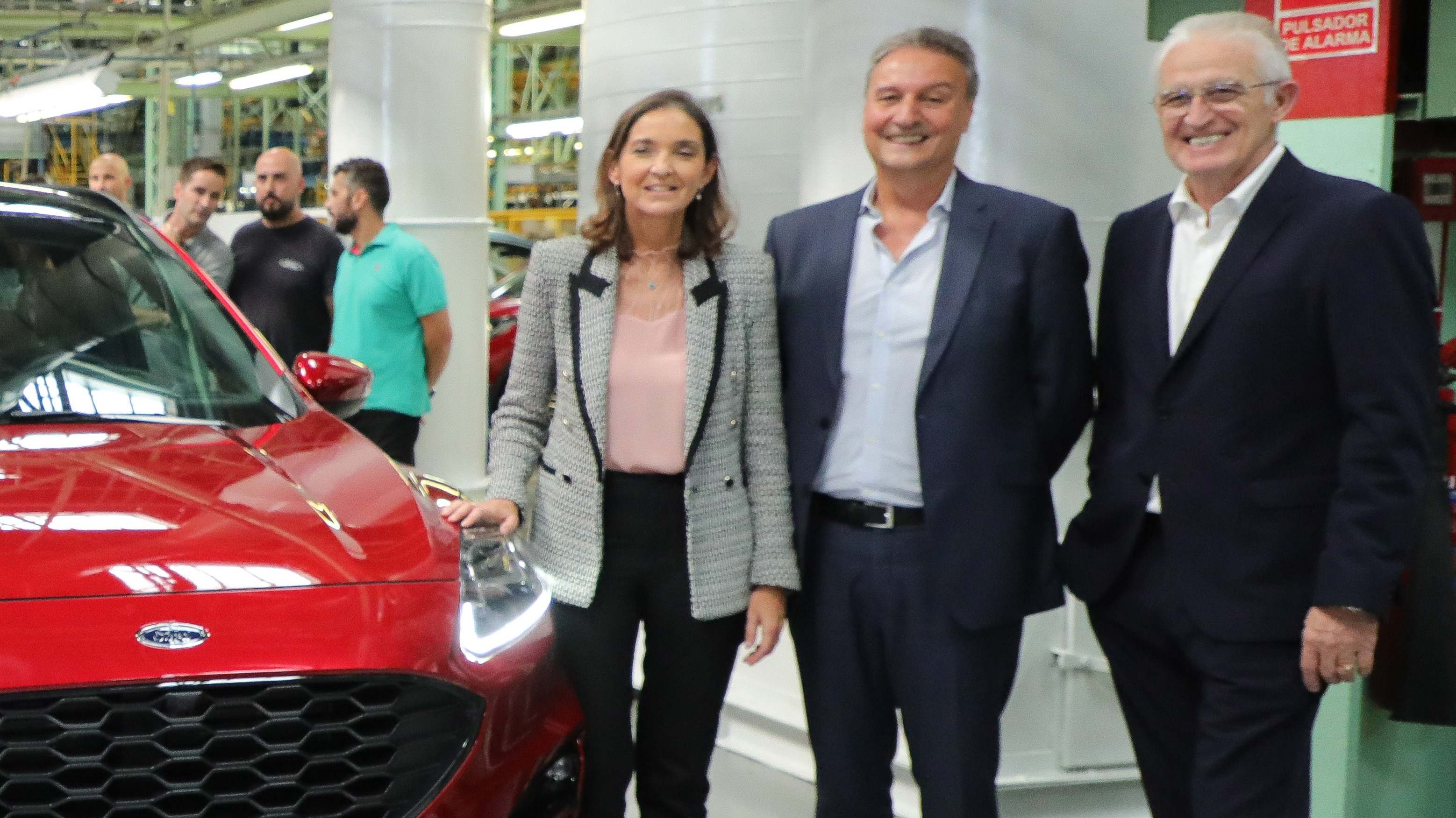 A la derecha, Dionisio Campos, con Reyes Maroto y el presidente de Ford España, Jesús Alonso.