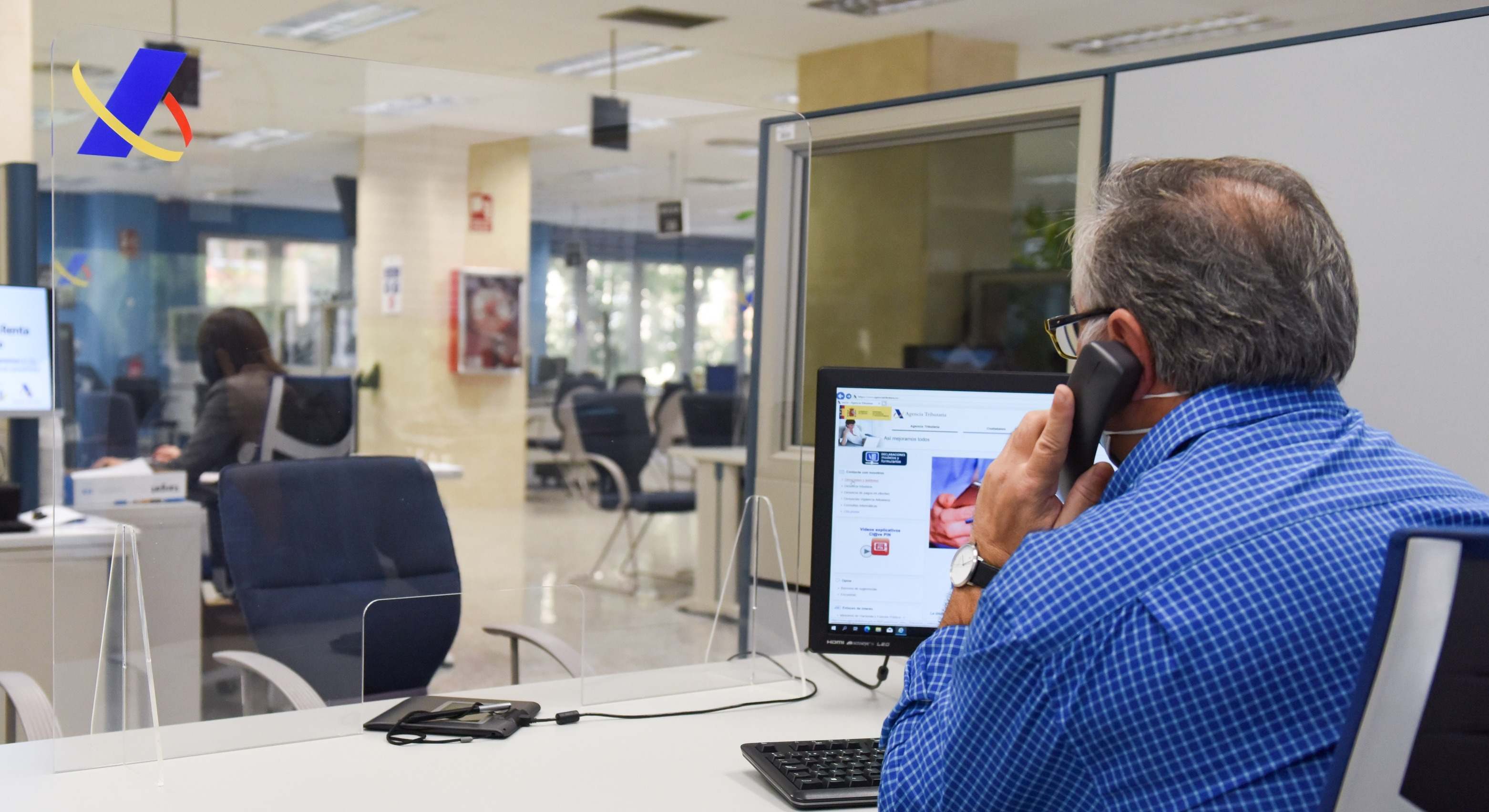 Un empleado de la Agencia Tributaria