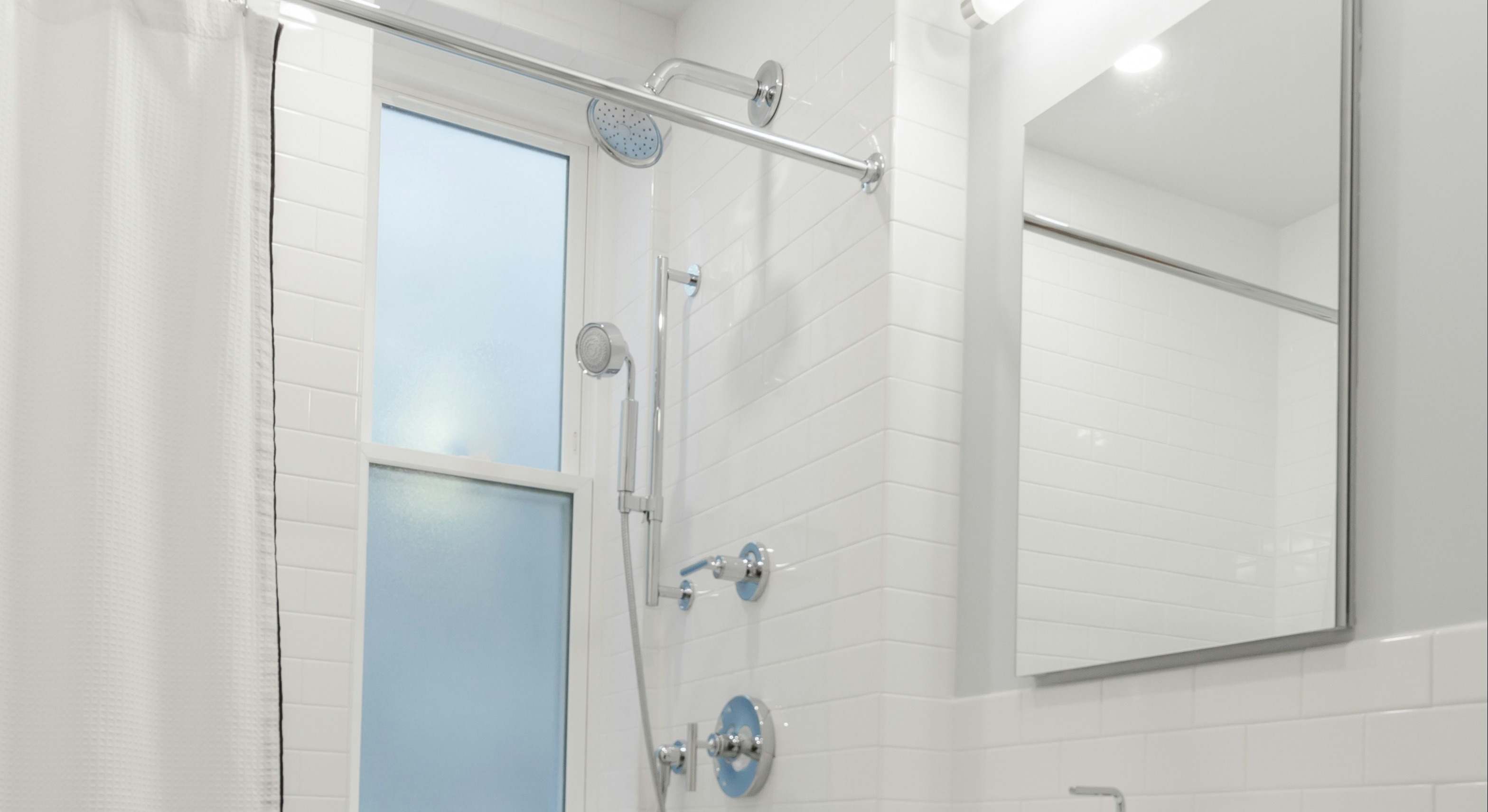 Las cortinas de baño o ducha son perfectas para evitar salpicaduras a la vez de dar un toque personal