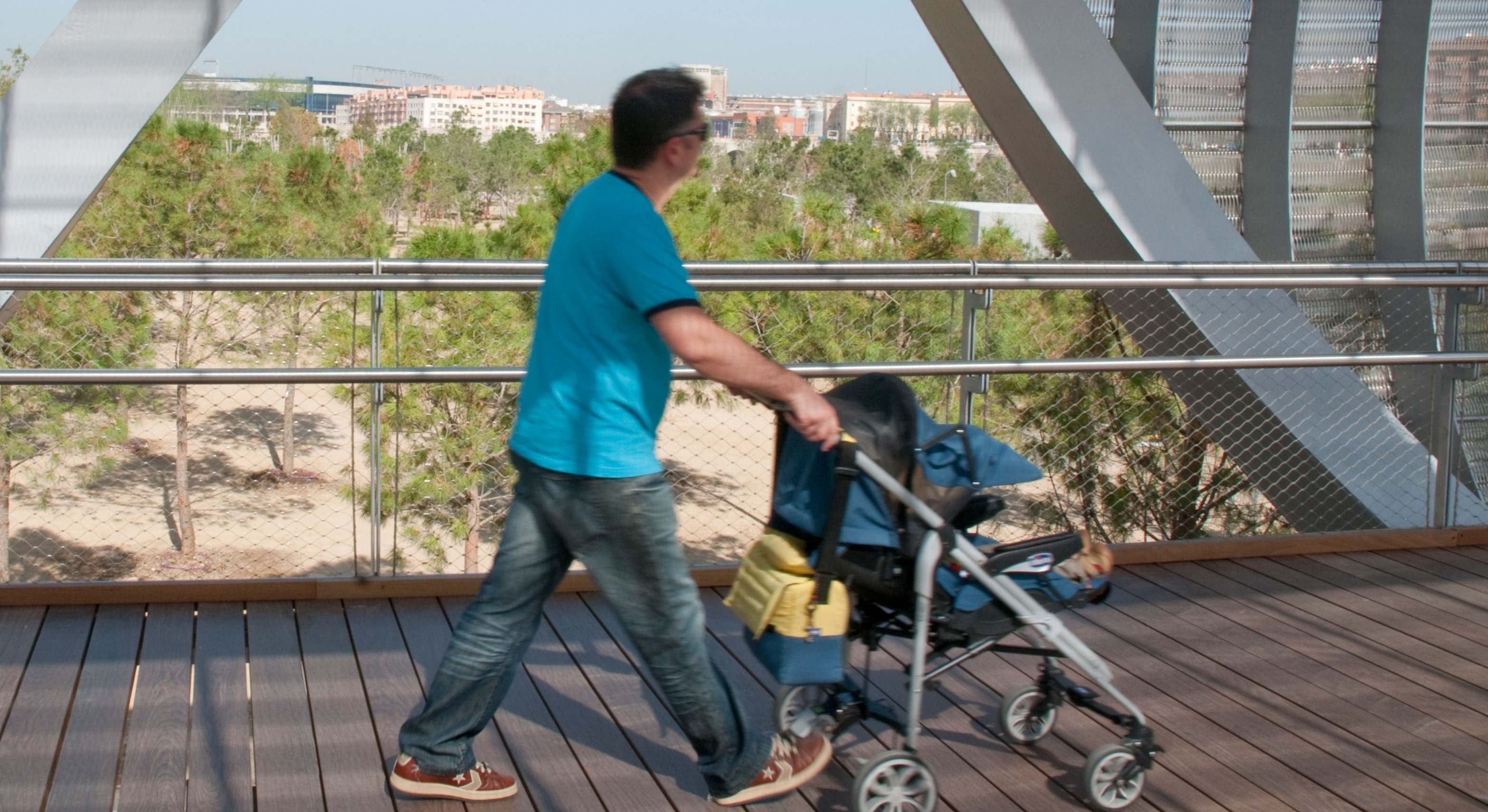 Un hombre pasea con un carrito de niño