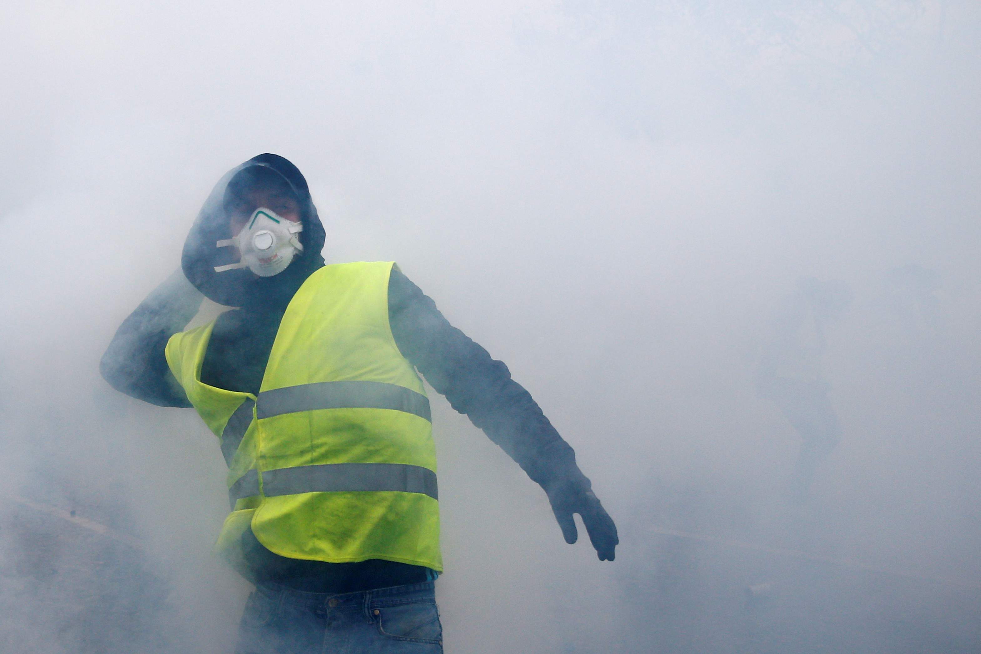 chalecos-amarillos-humo-lanzar-reuters.jpg
