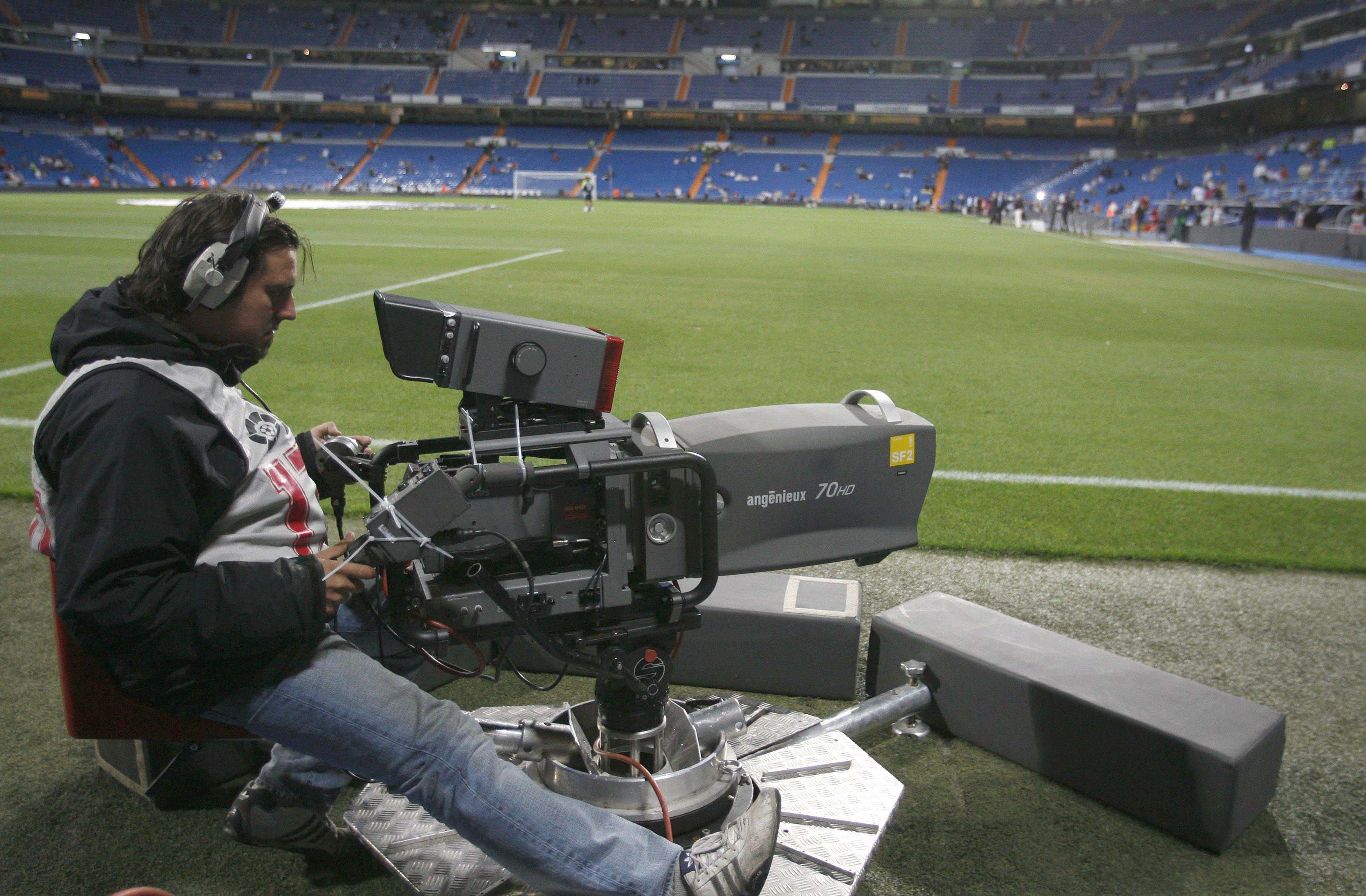 Un cámara de televisión en el Bernabeu