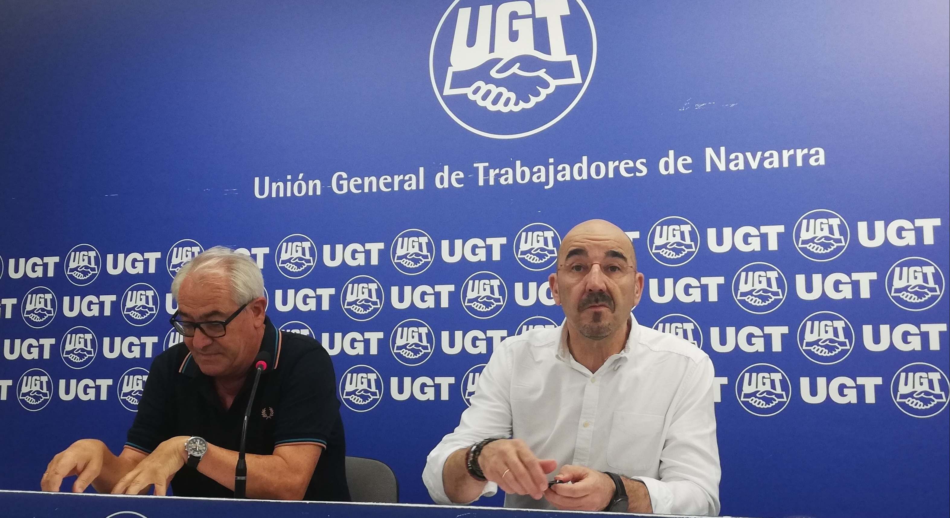 El vicesecretario general de Política Sindical de UGT, Fernando Luján, con el secretario general de UGT en Navarra, Jesús Santos.