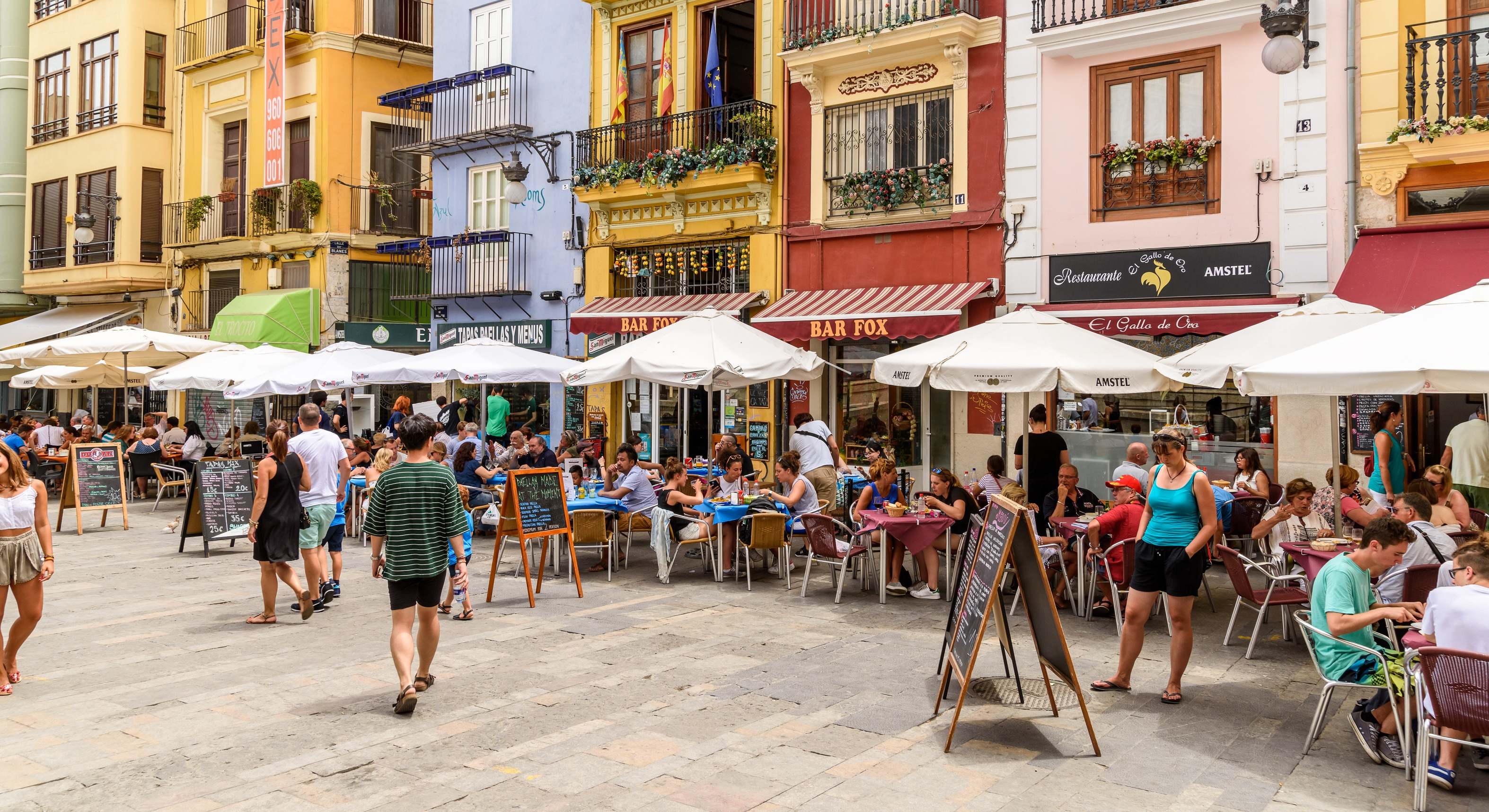 Terrazas llenas en bares y cafeterías de Valencia, España. / Foto: Dreamstime