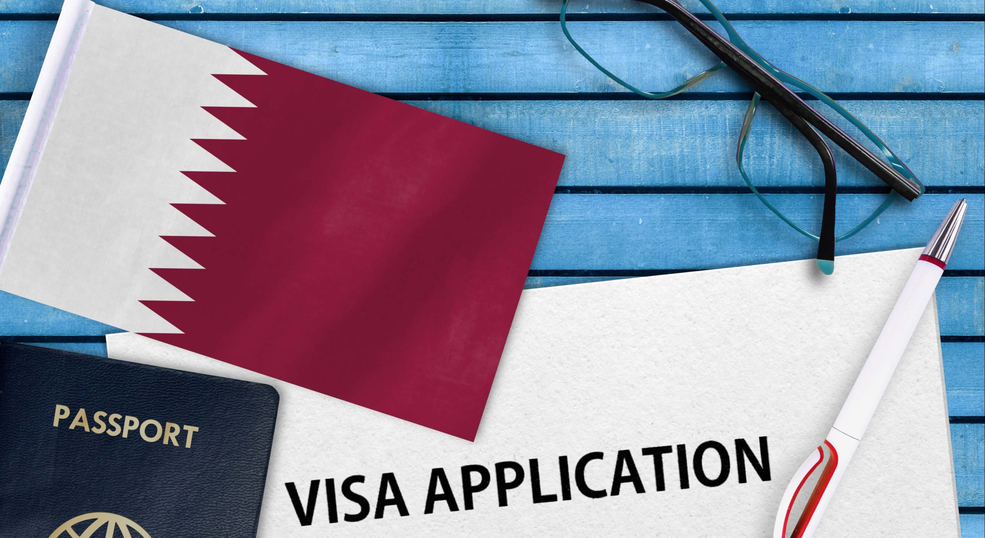 Bandera de Catar, con un pasaporte y una aplicación a una visa