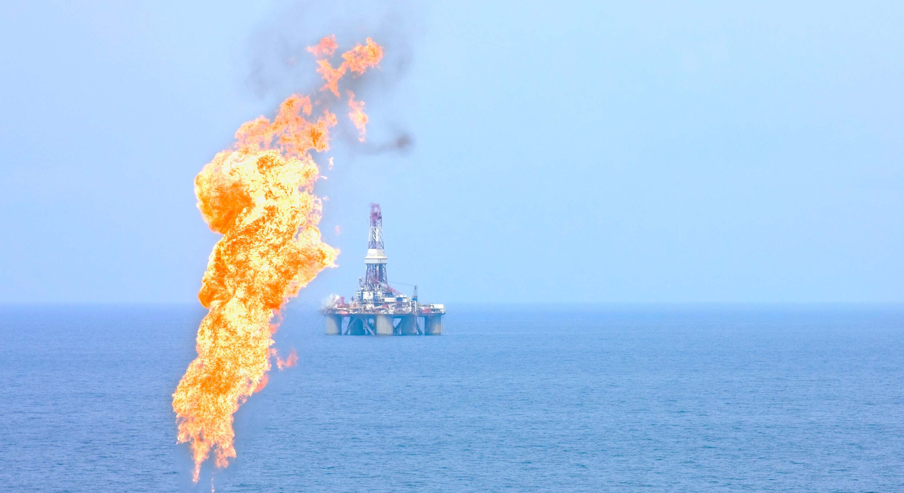 Llama petróleo plataforma marina crudo