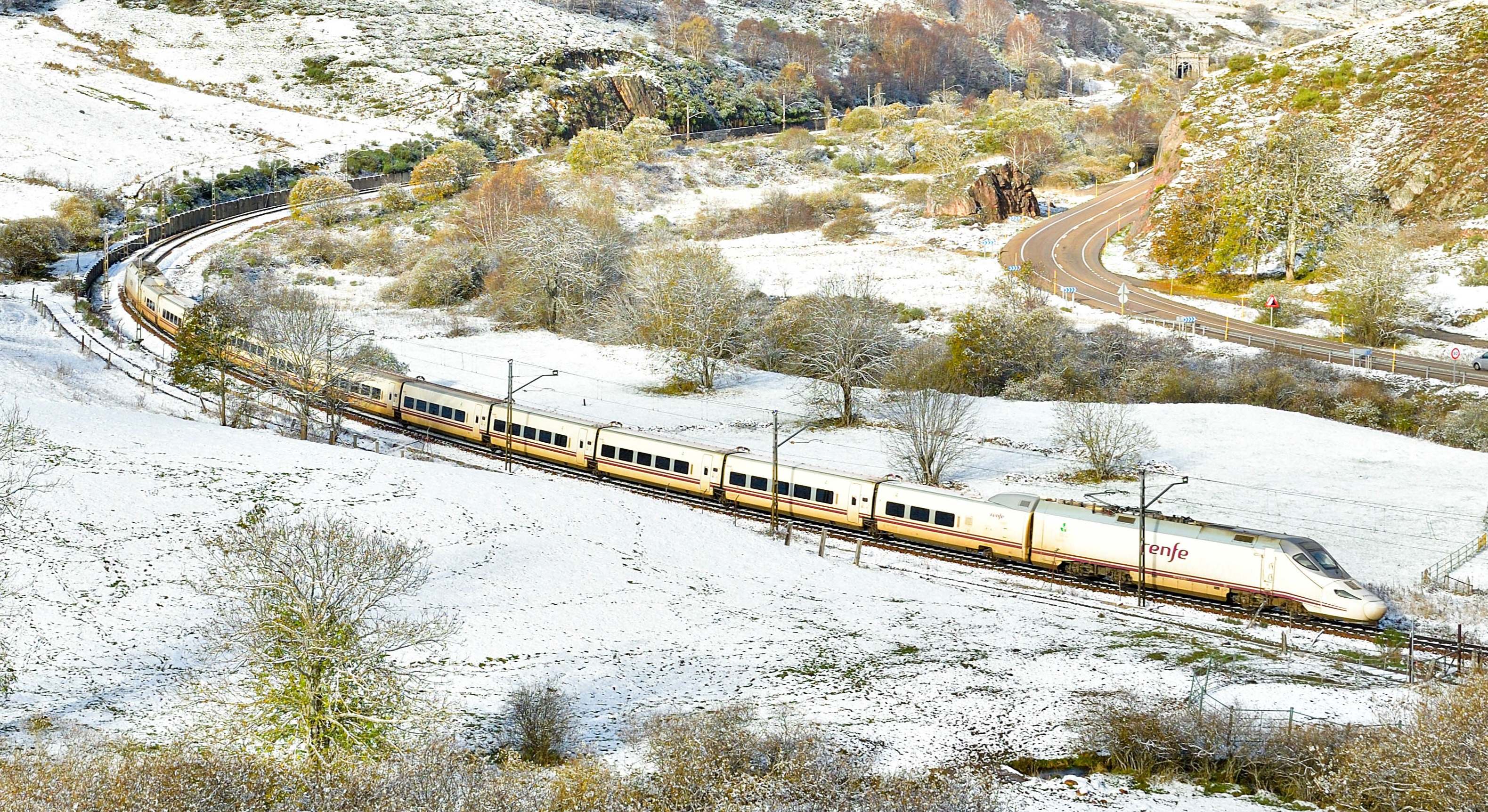 Tren de Renfe a su paso por Busdongo (León). / Foto: Cesare Sapienza