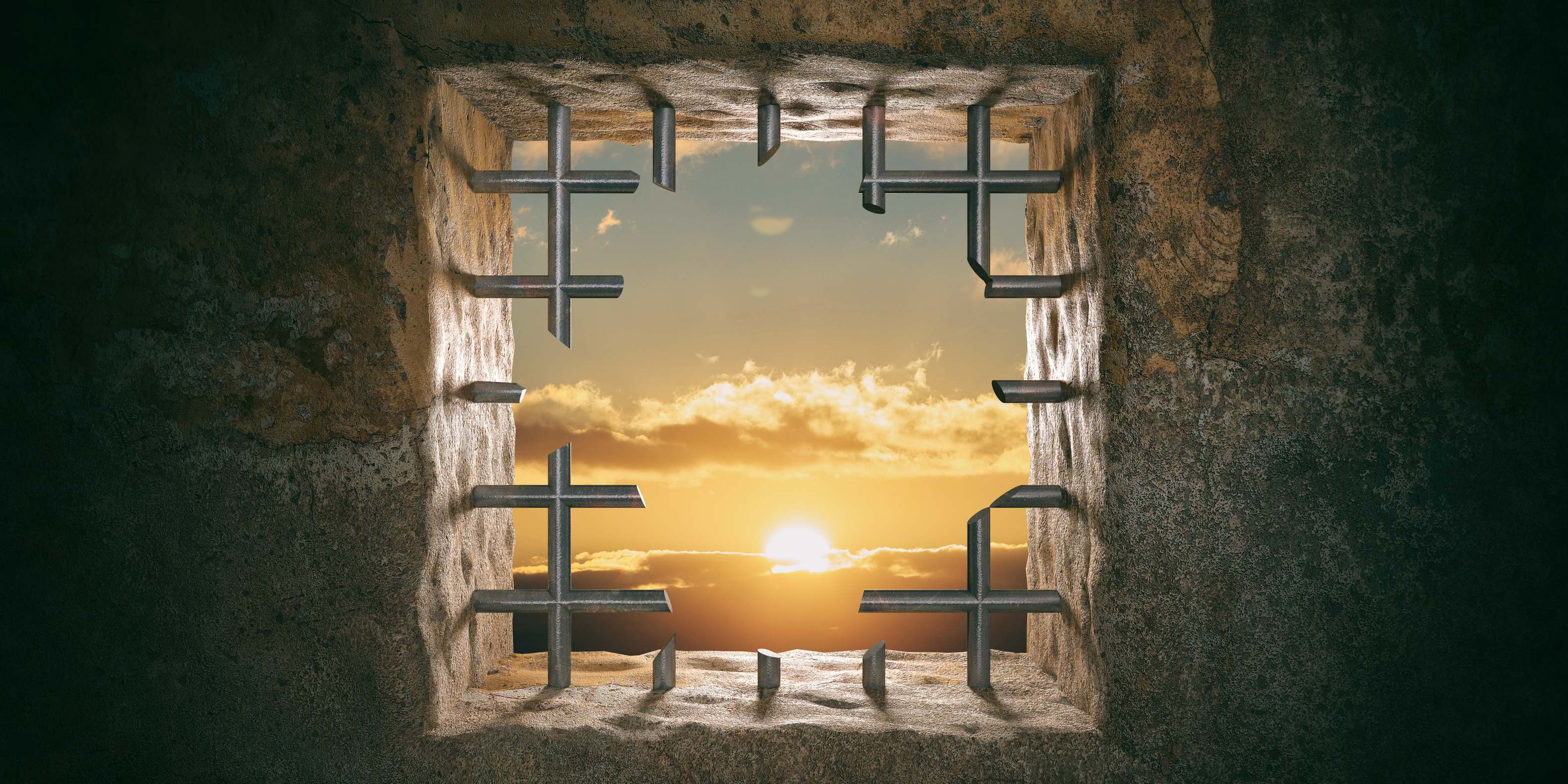Cárcel con ventana rota y escapatoria hacia el atardecer