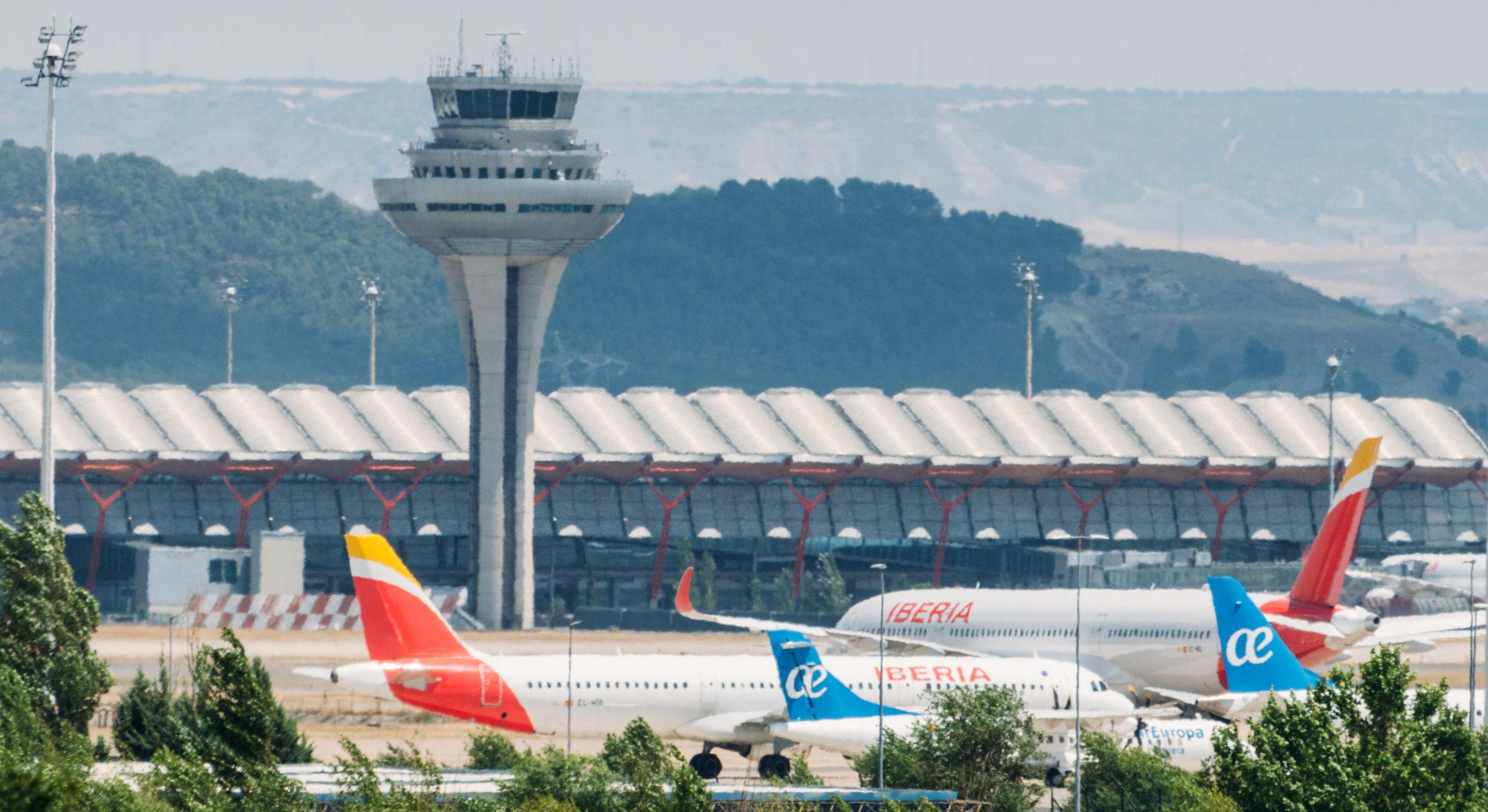 Aviones de Iberia y Air Europa en la T4 de Madrid.