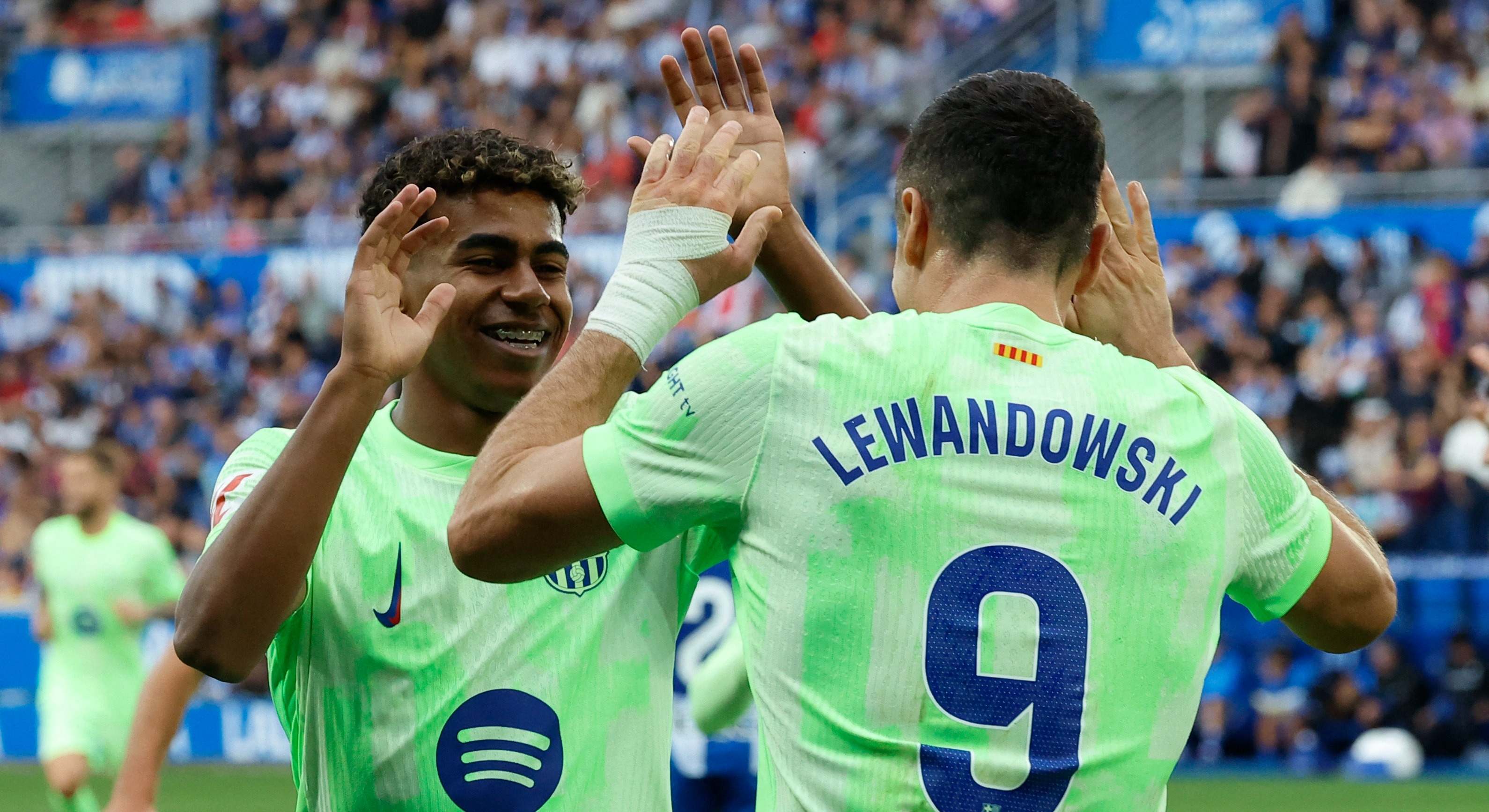 Lamine Yamal y Robert Lewandowski, dos futbolistas del Barcelona. Reuters