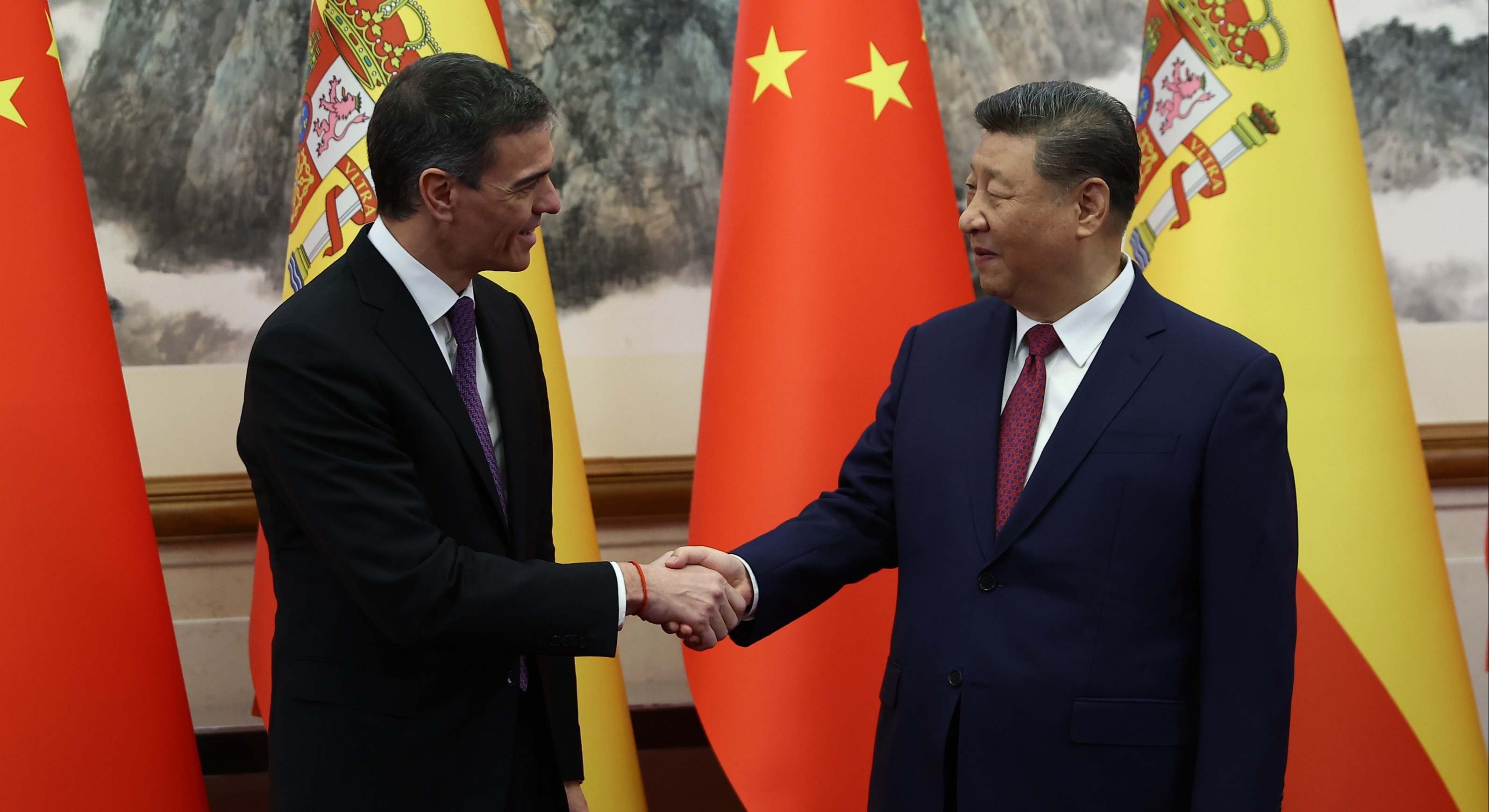 Pedro Sánchez, junto a Xi Jinping en su encuentro en Pekín.