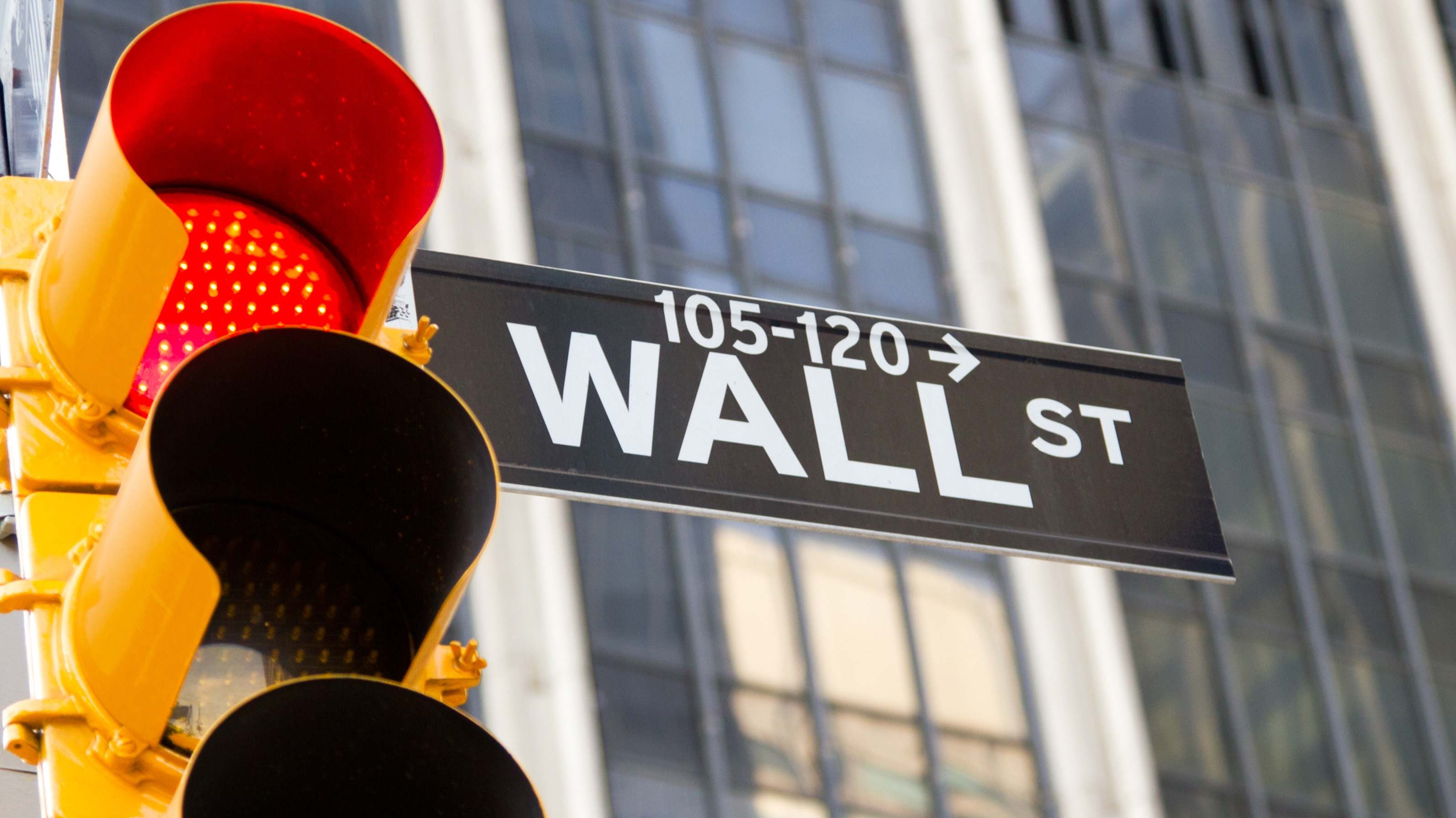 Un semáforo en rojo en Wall Street