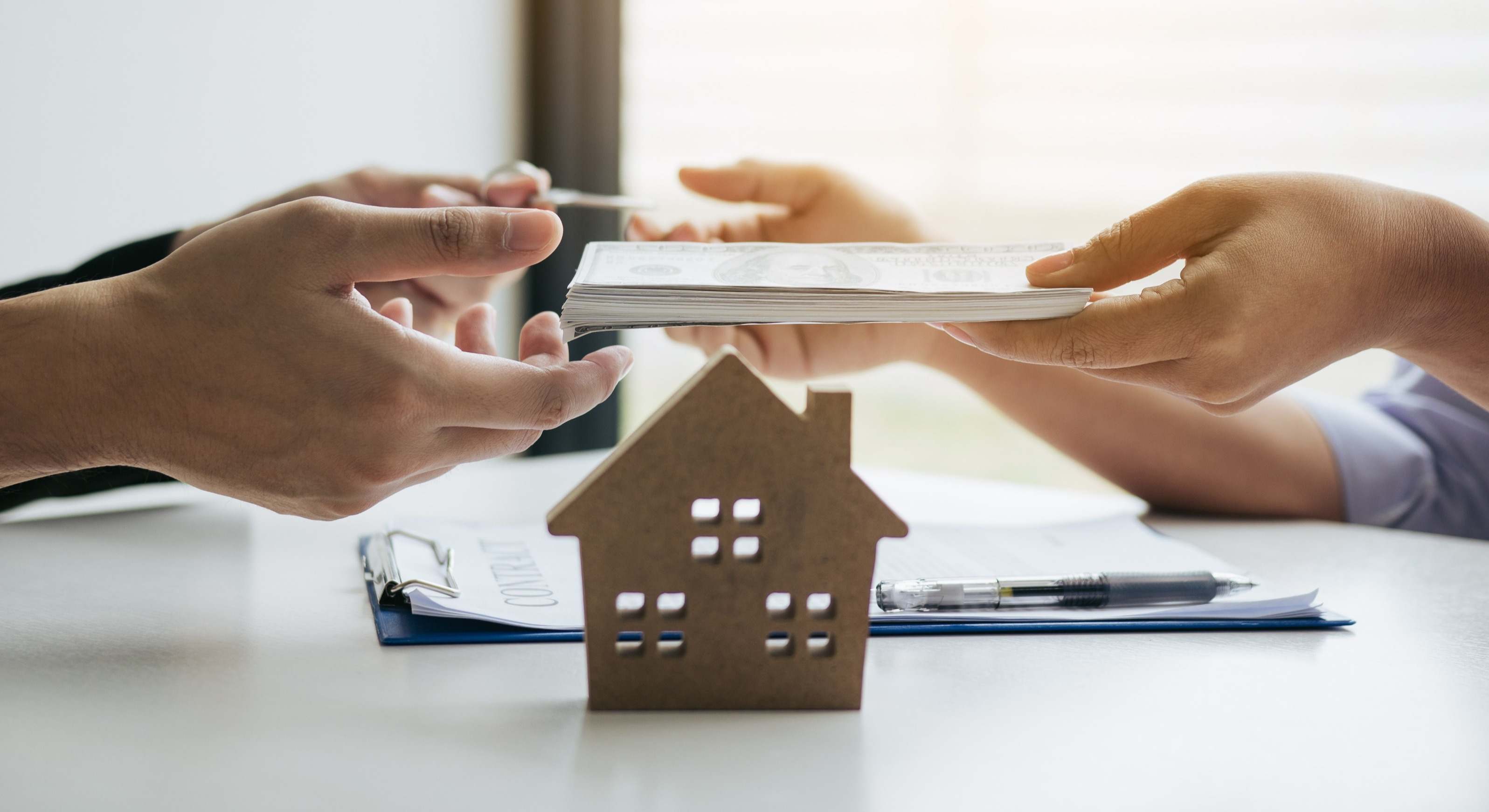 Firma de una hipoteca con el banco. / Foto: iStock