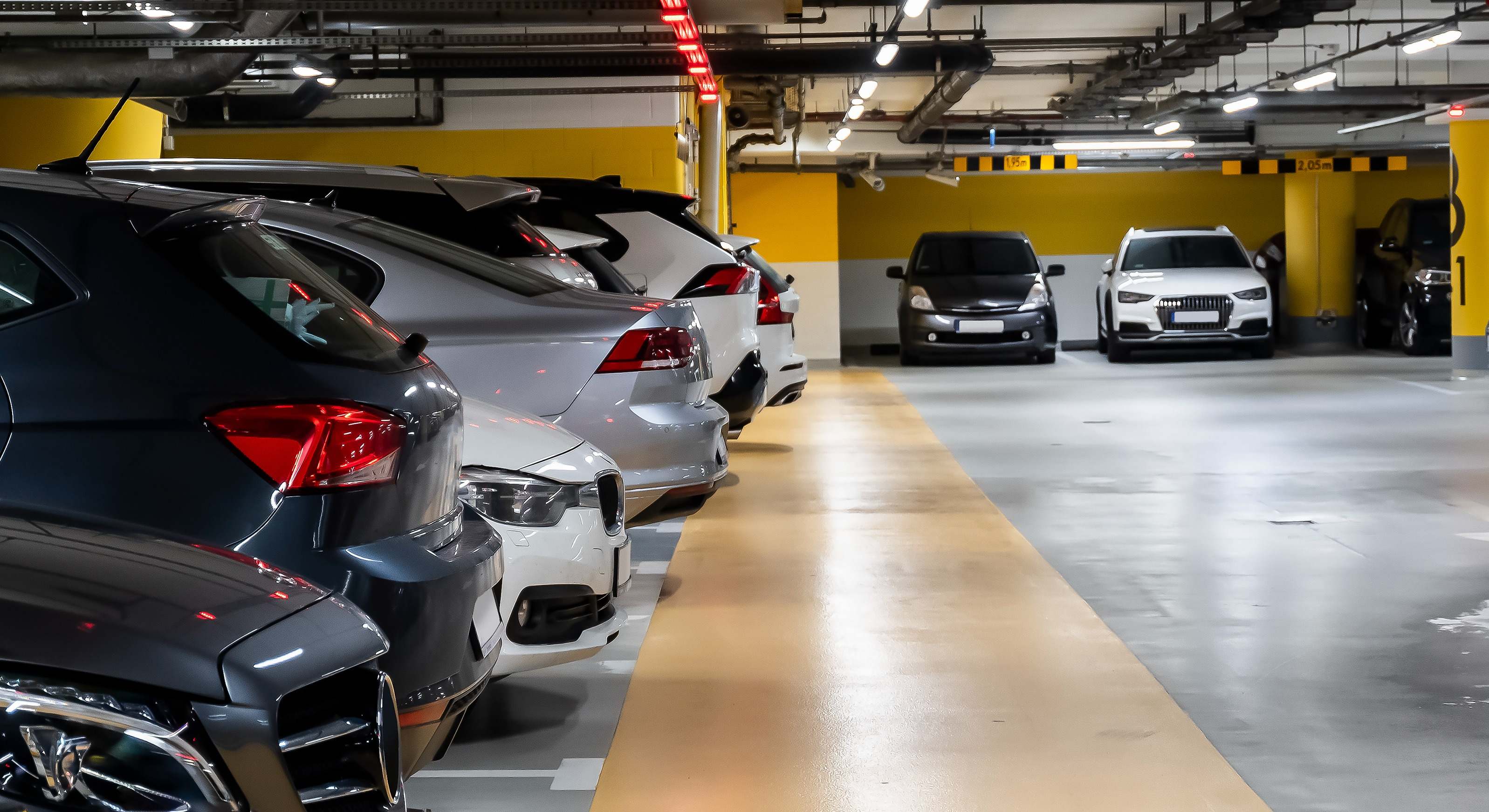 Coches aparcados en garaje de varias plantas