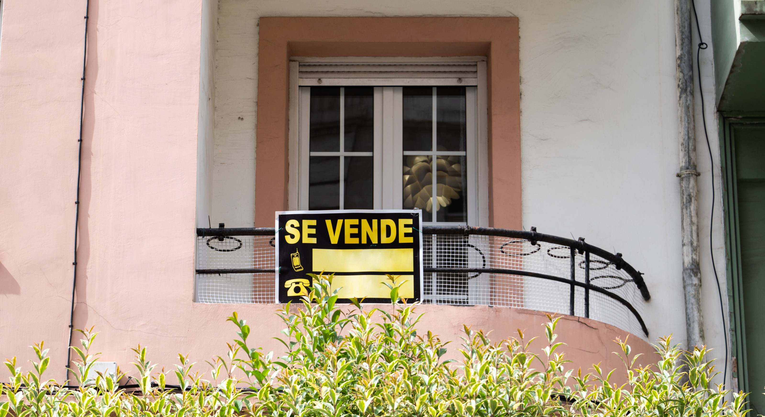 Cartel 'Se vende' en una vivienda. / Foto: iStock