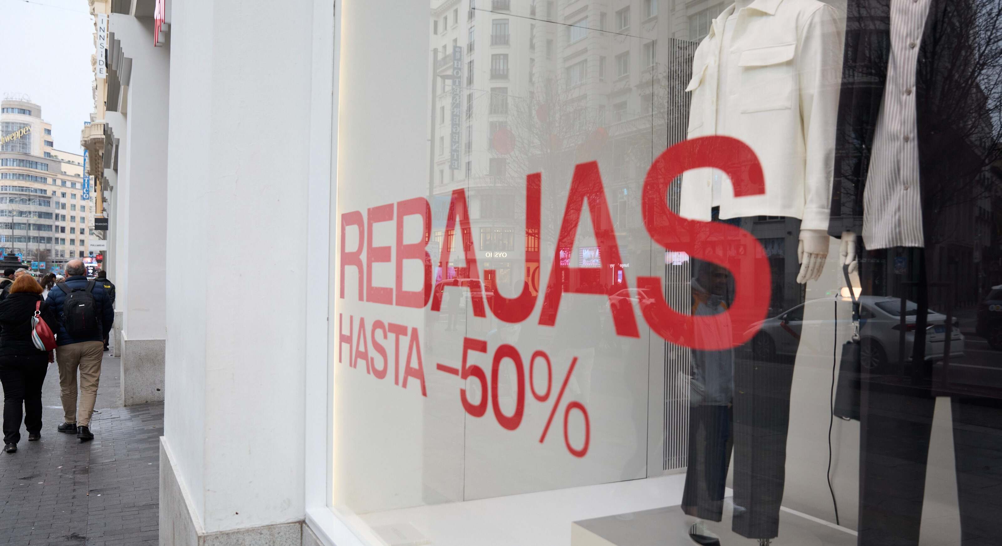 Un anuncio de rebajas en un escaparate, a 5 de enero de 2025, en Madrid