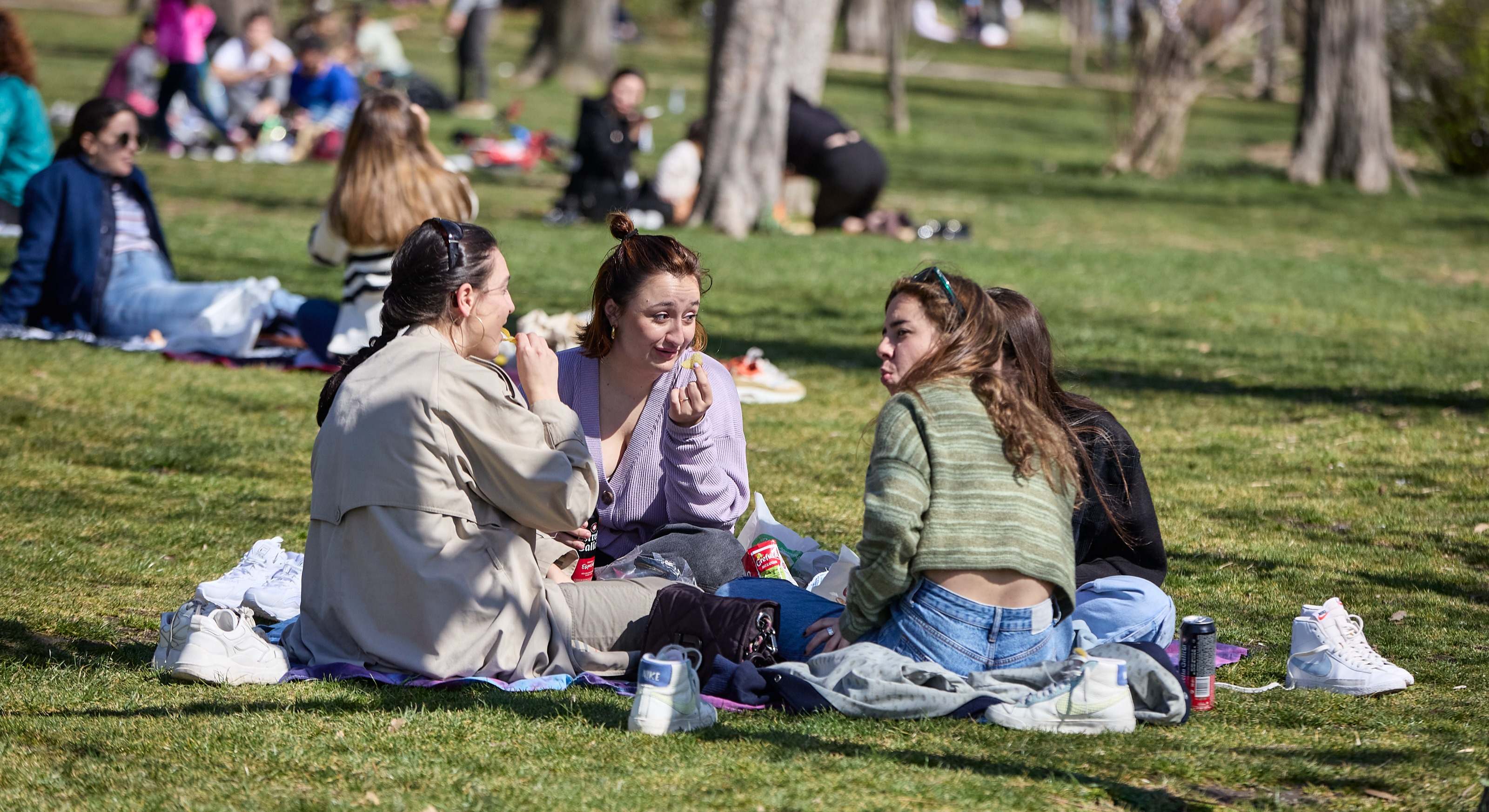 Grupo de chicas haciendo un picnic en El Retiro. Foto: Jesús Hellín / EP.