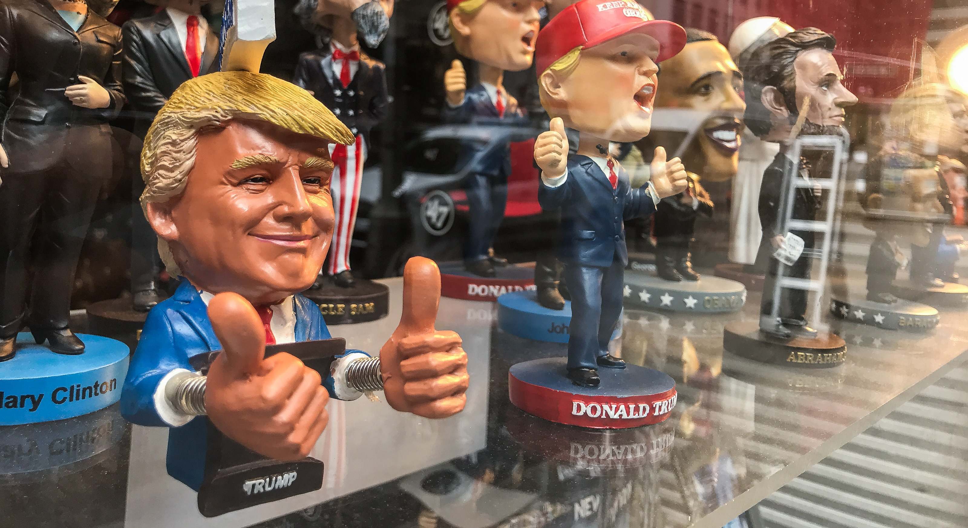Muñecos satíricos de figuras políticas en una ventana de la tienda de souvenirs