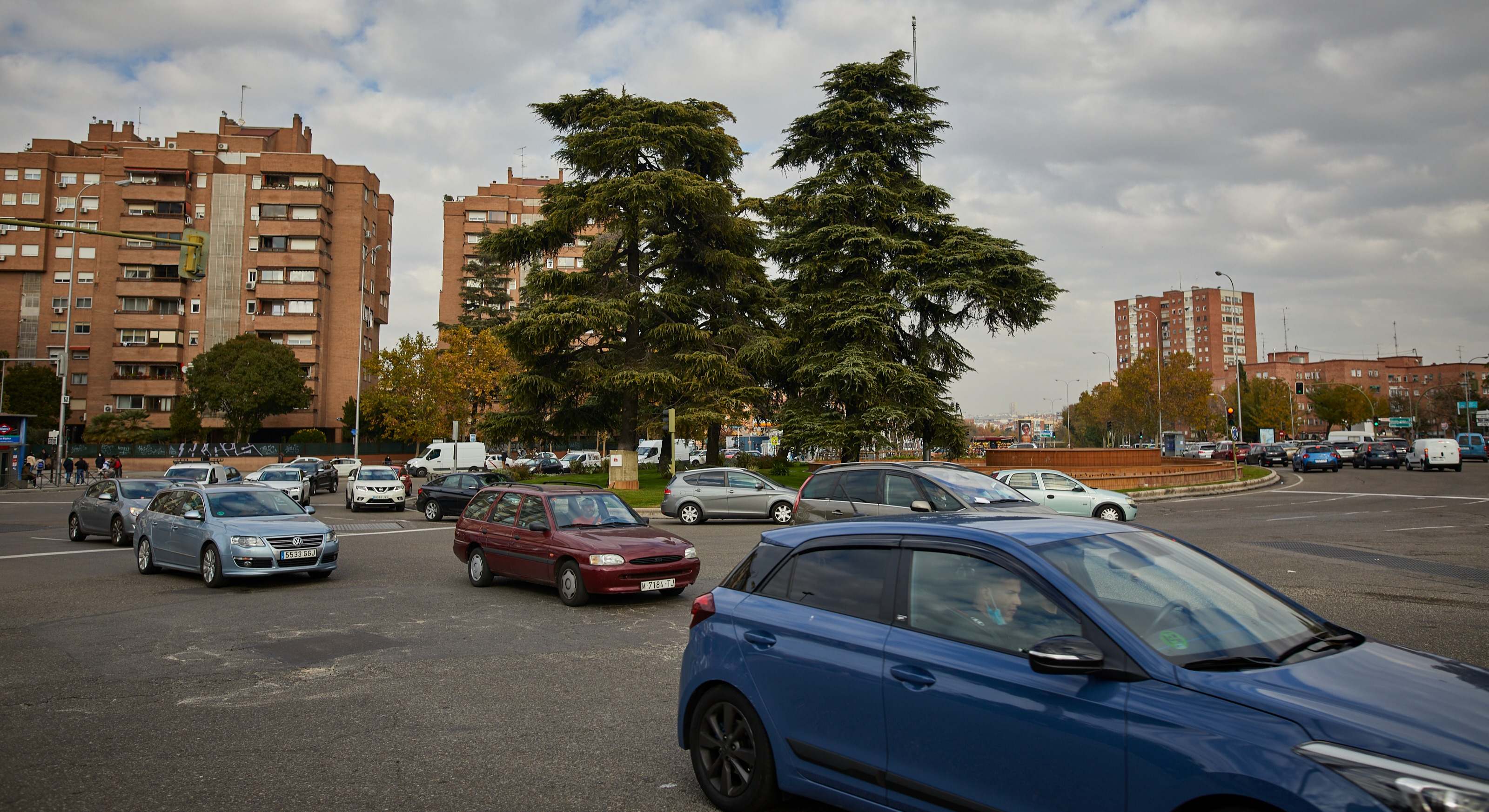 Vehículos en las inmediaciones de Plaza Elíptica en Madrid (España)