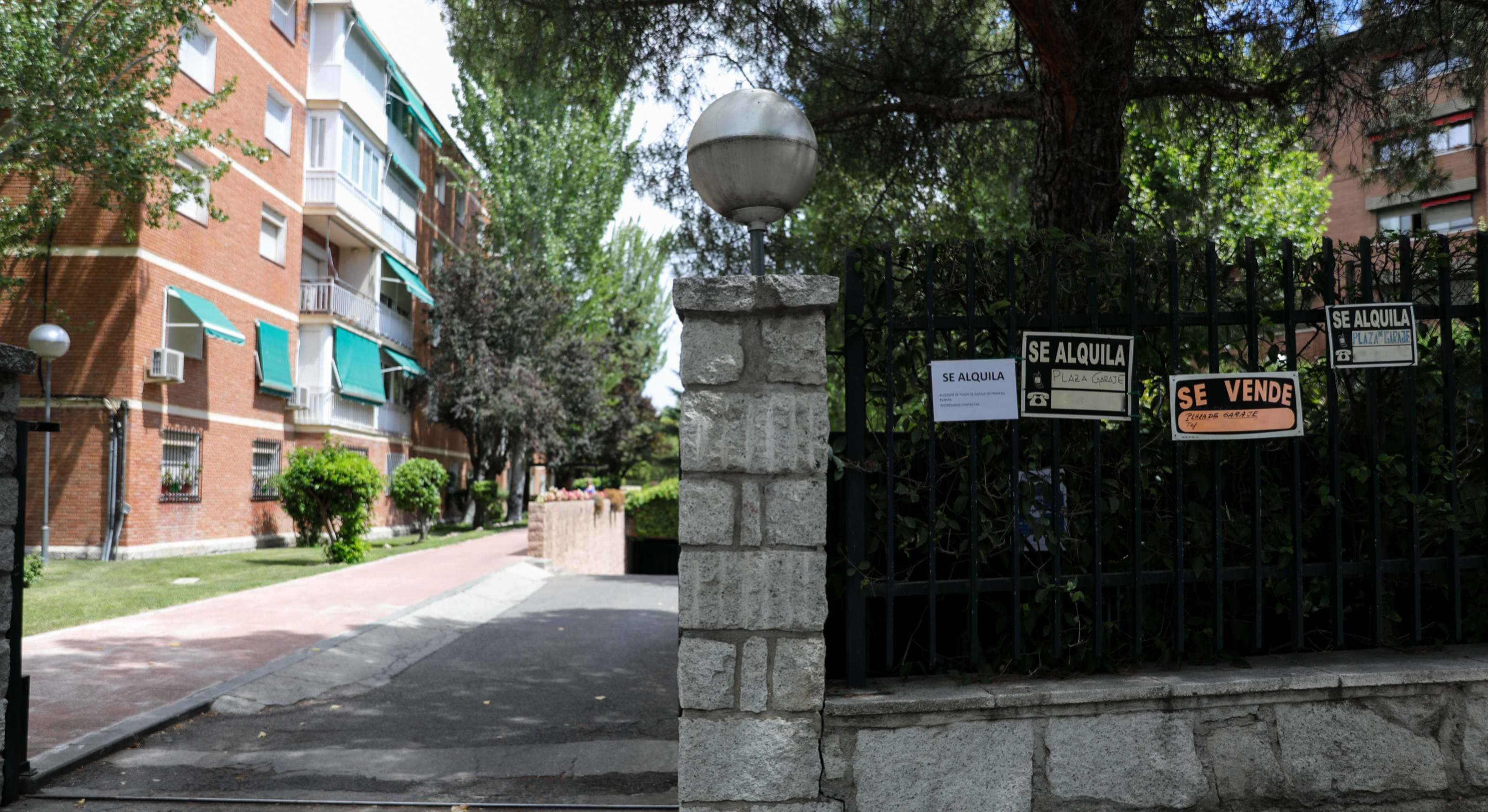 Carteles de alquiler y venta de pisos. Foto: Europa Press