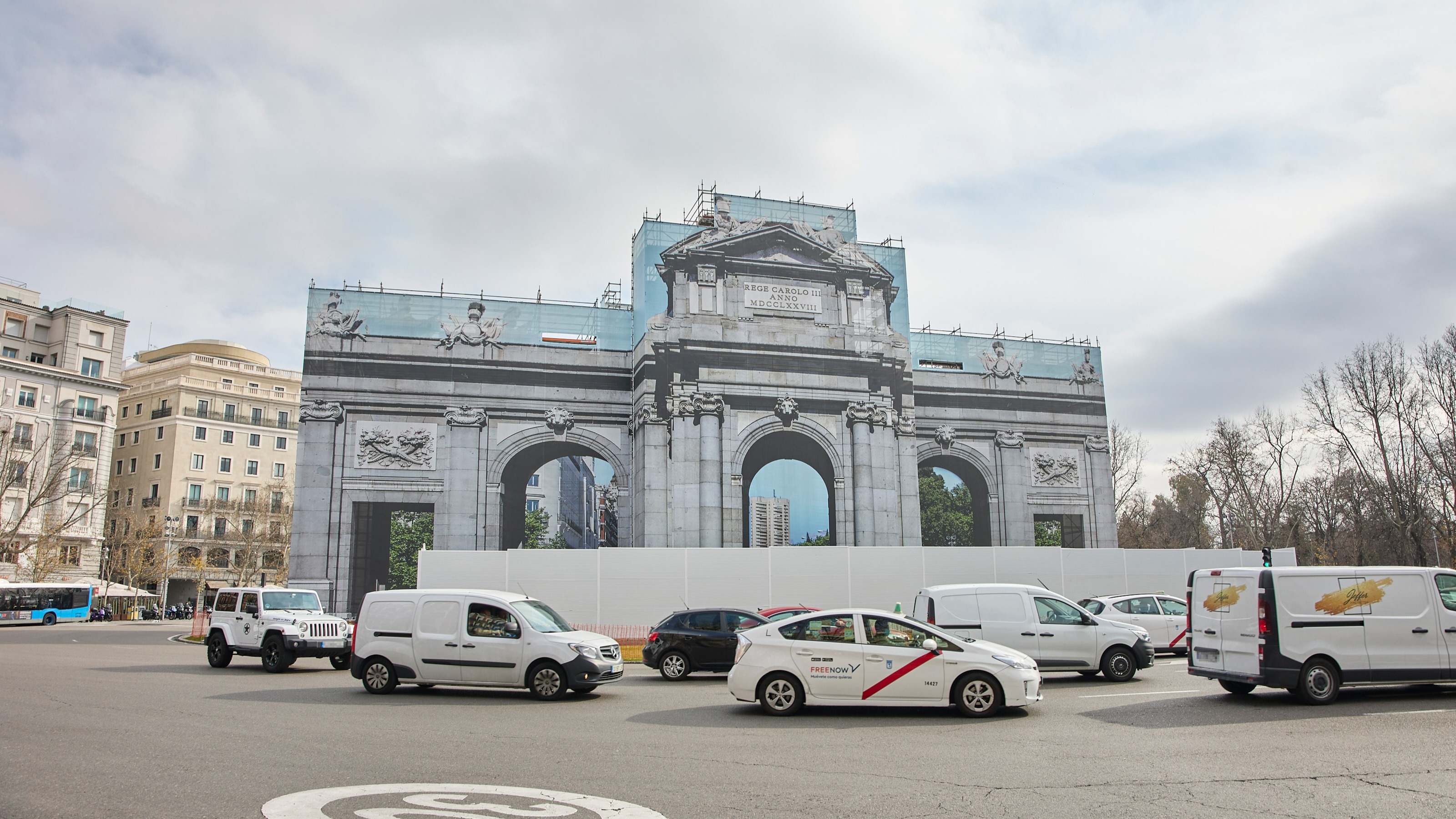 puerta de alcalá cubierta por una lona