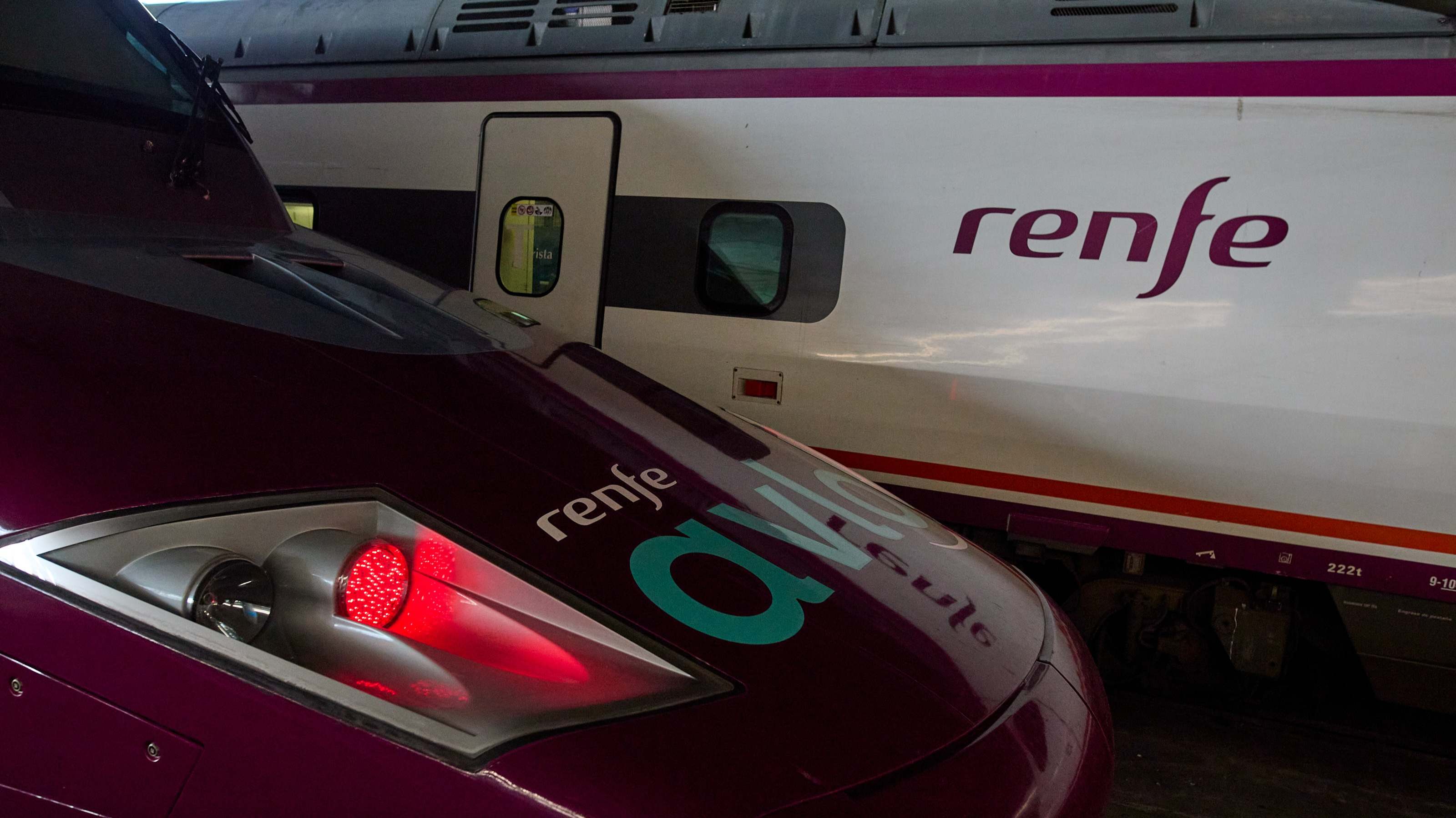 trenes de avlo y ave en un andén